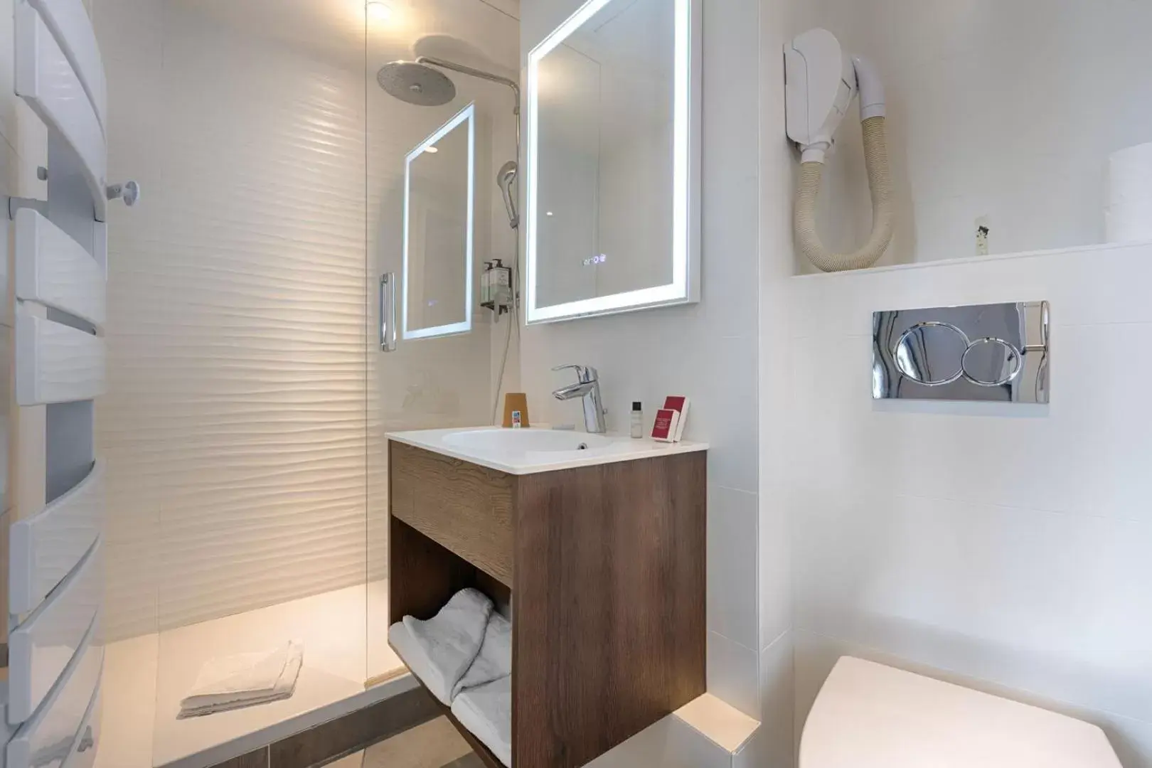 Bathroom in Hotel De France Invalides