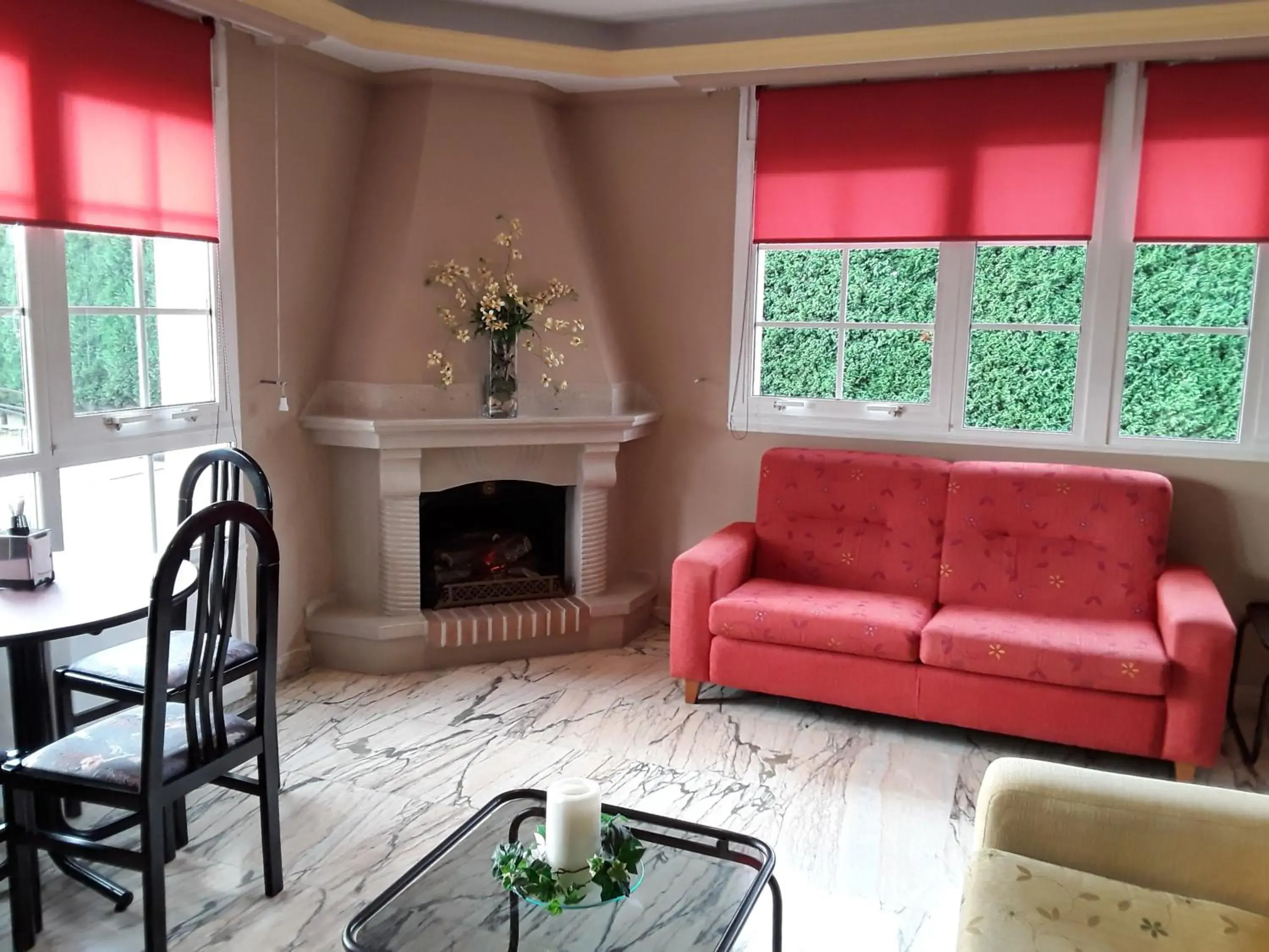 Communal lounge/ TV room, Seating Area in Hotel Castro