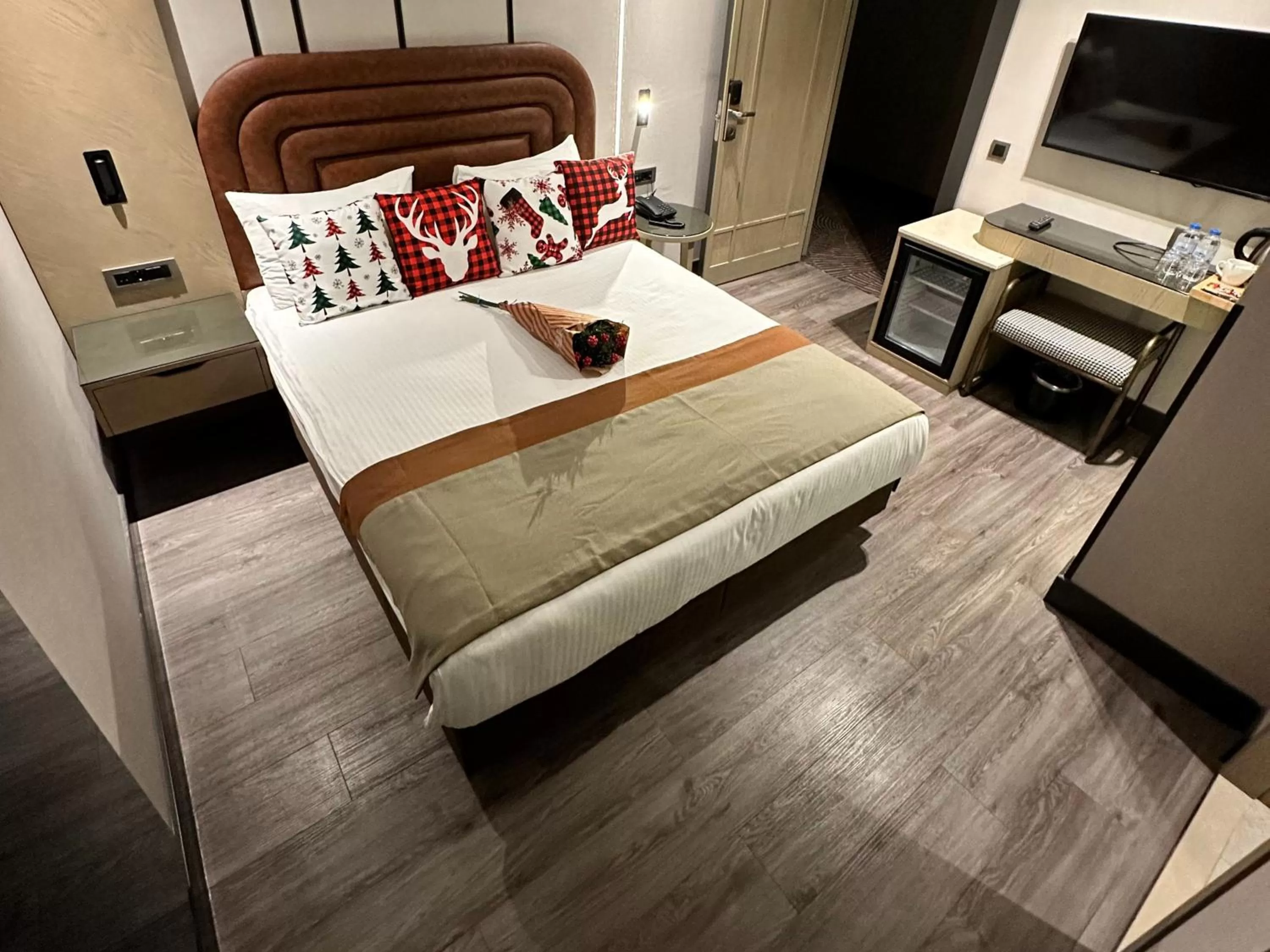 Photo of the whole room, Bed in Edition Old City Hotel