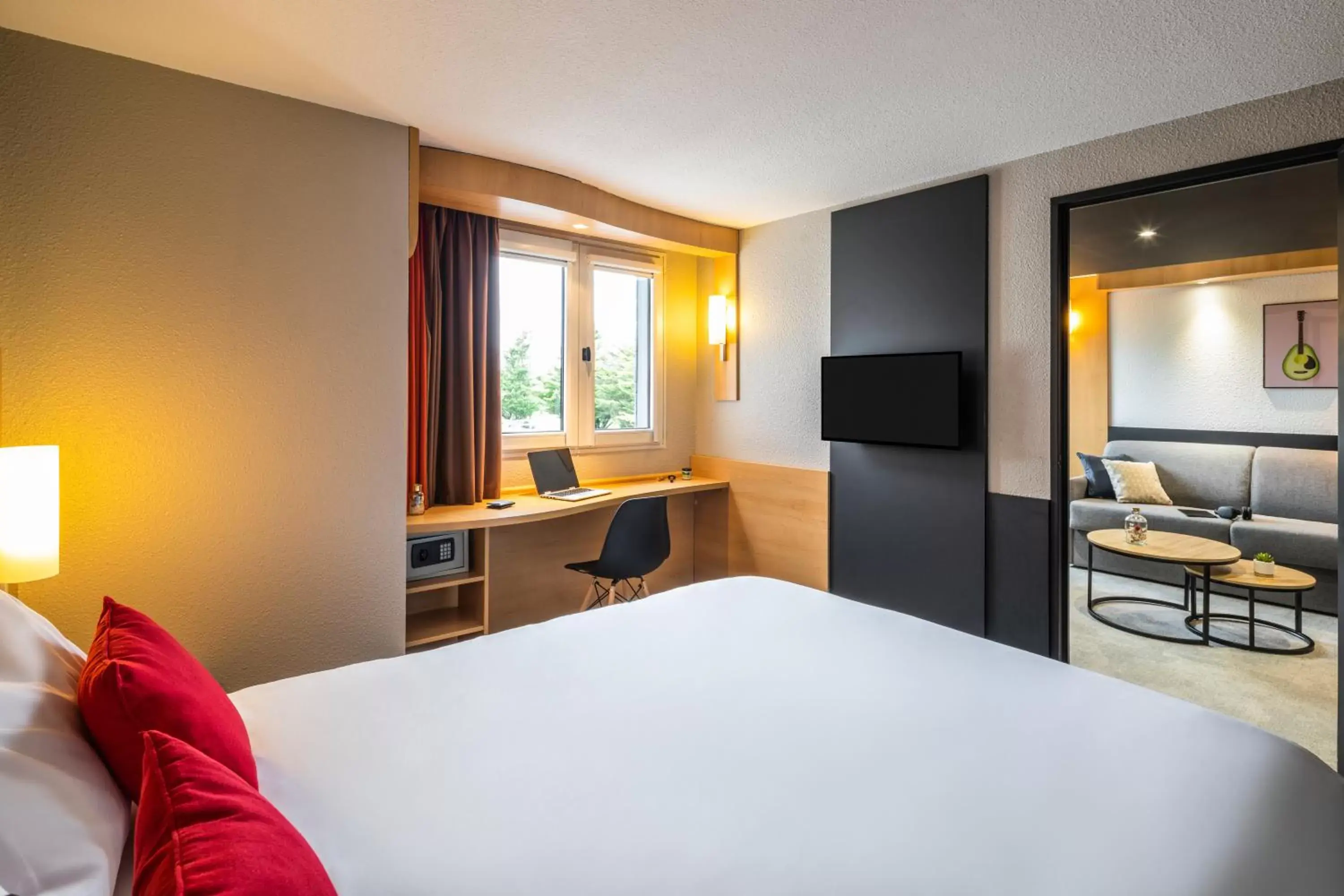 Living room, Bed in ibis Saint-Nazaire - Trignac