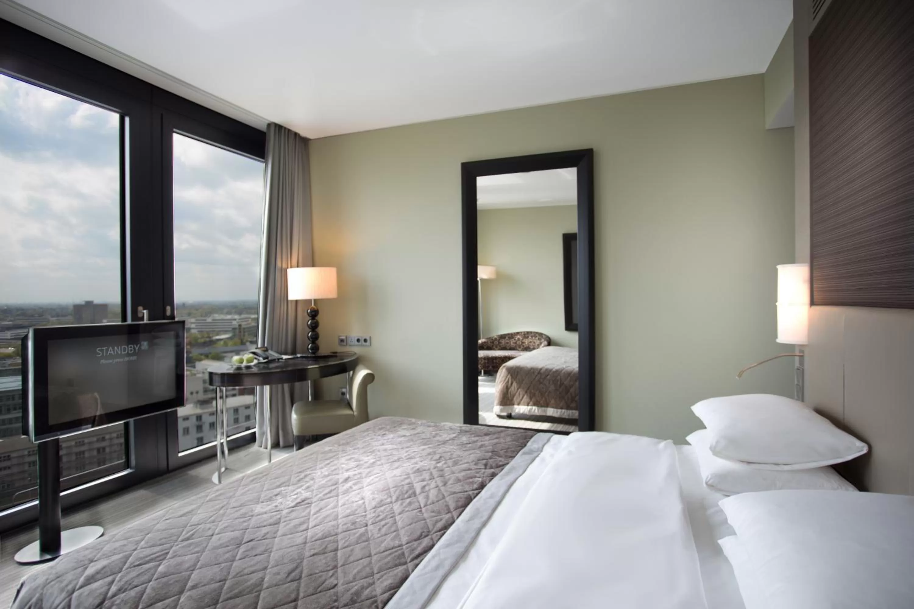 Photo of the whole room, Bed in Hyatt Regency Dusseldorf