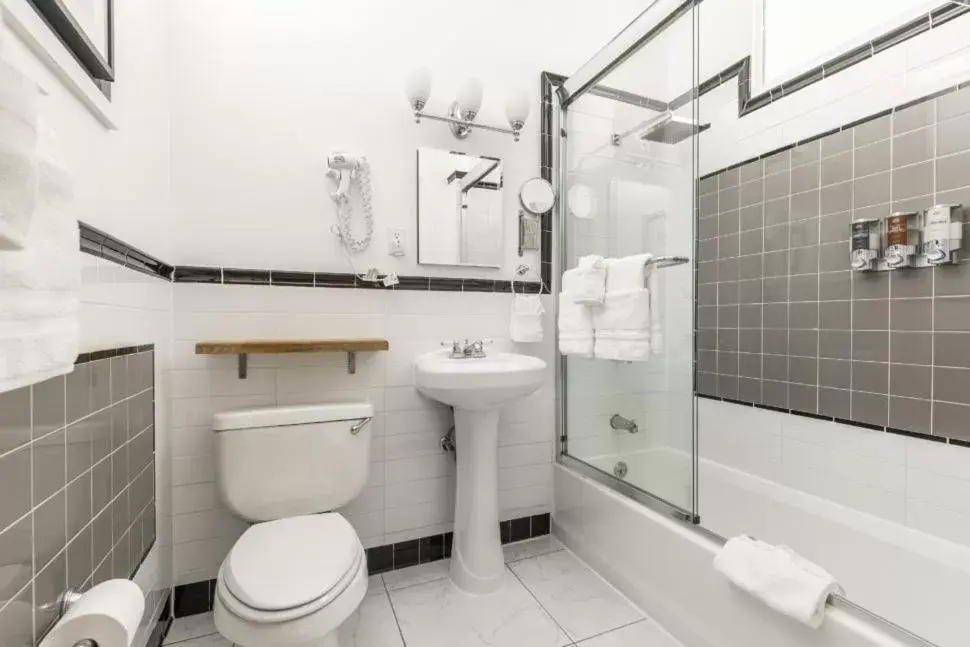 Toilet, Bathroom in Henry Norman Hotel