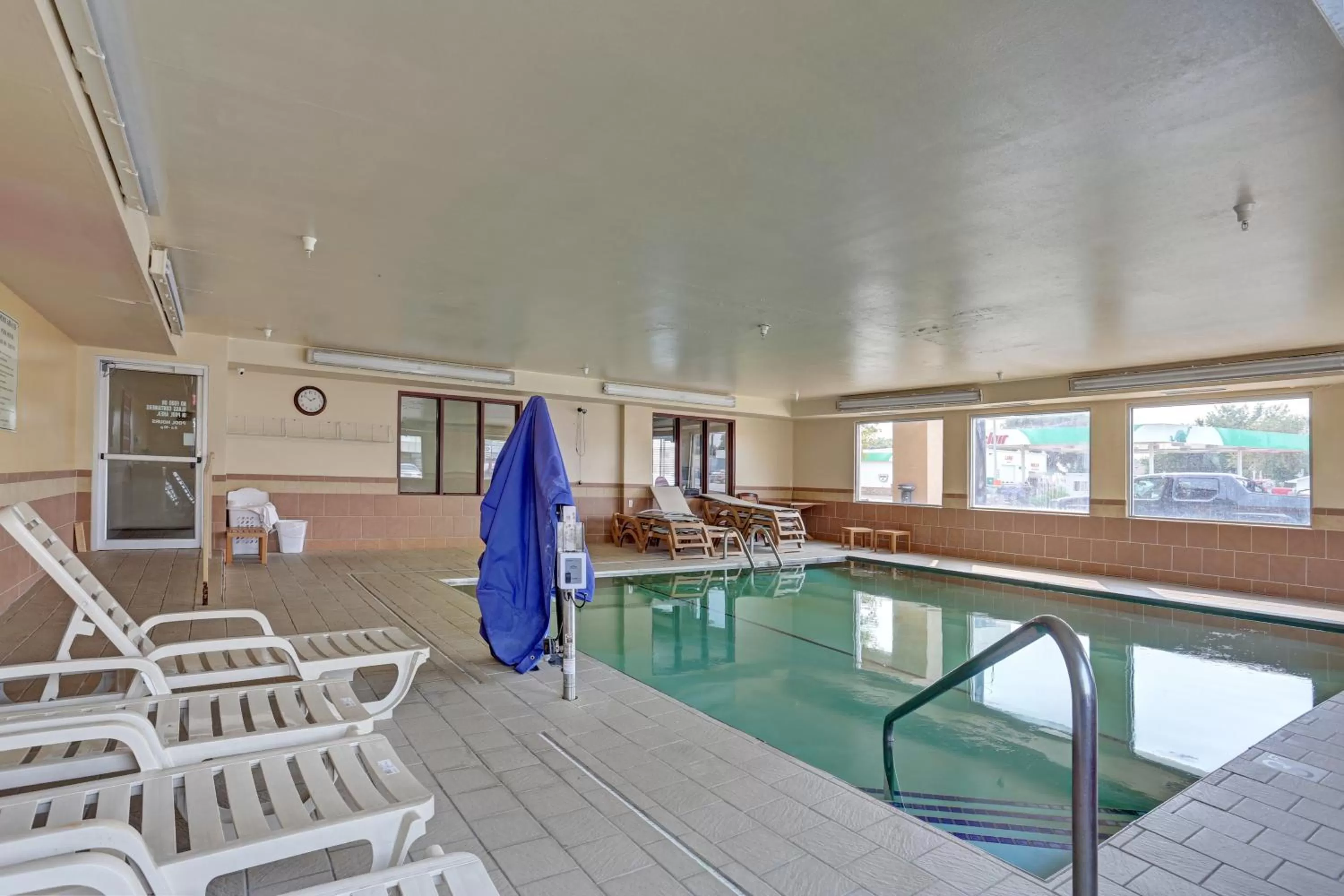 Swimming pool in Quality Inn Pierre-Fort Pierre