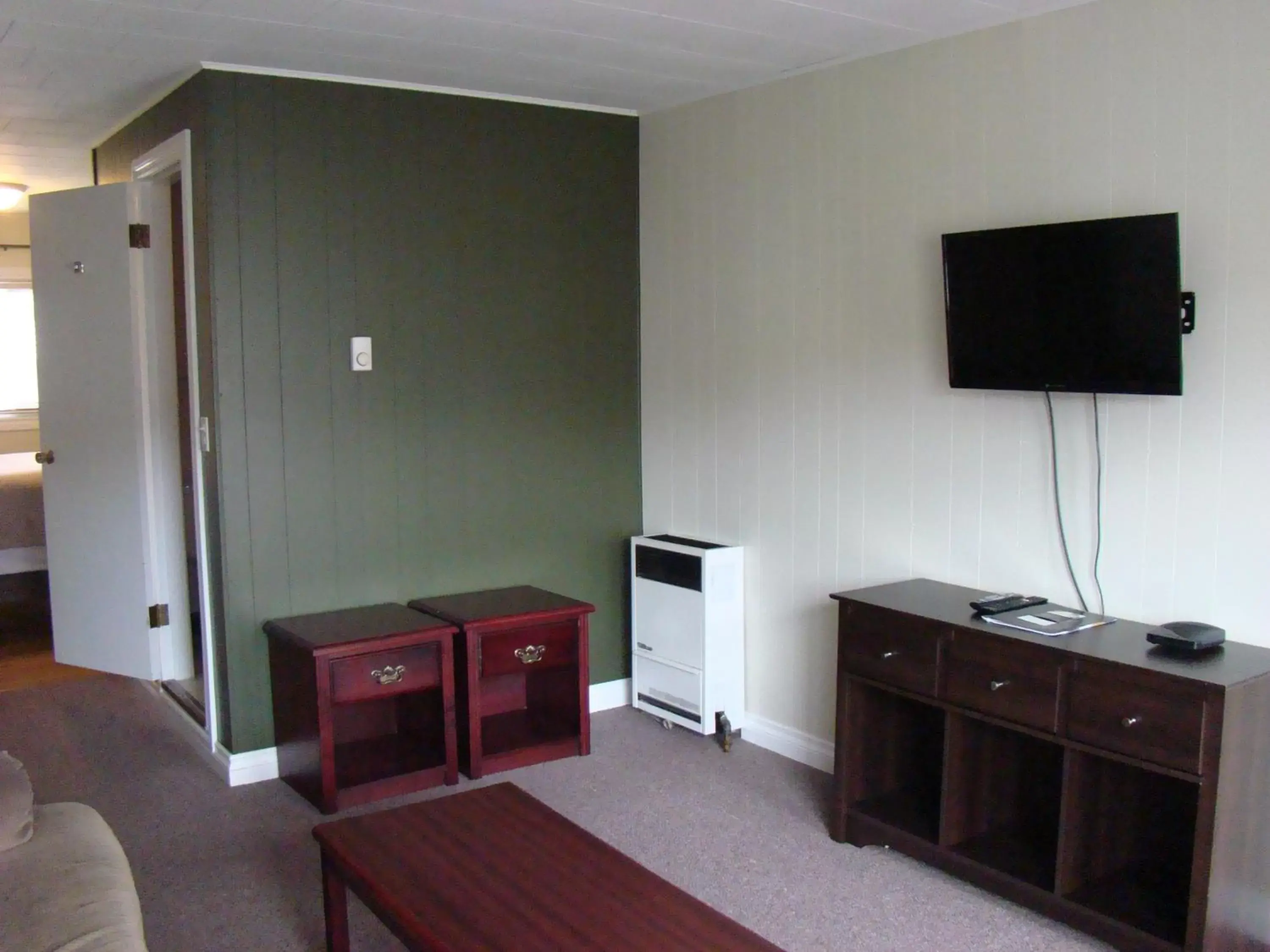 Living room, TV/Entertainment Center in Paddock Inn