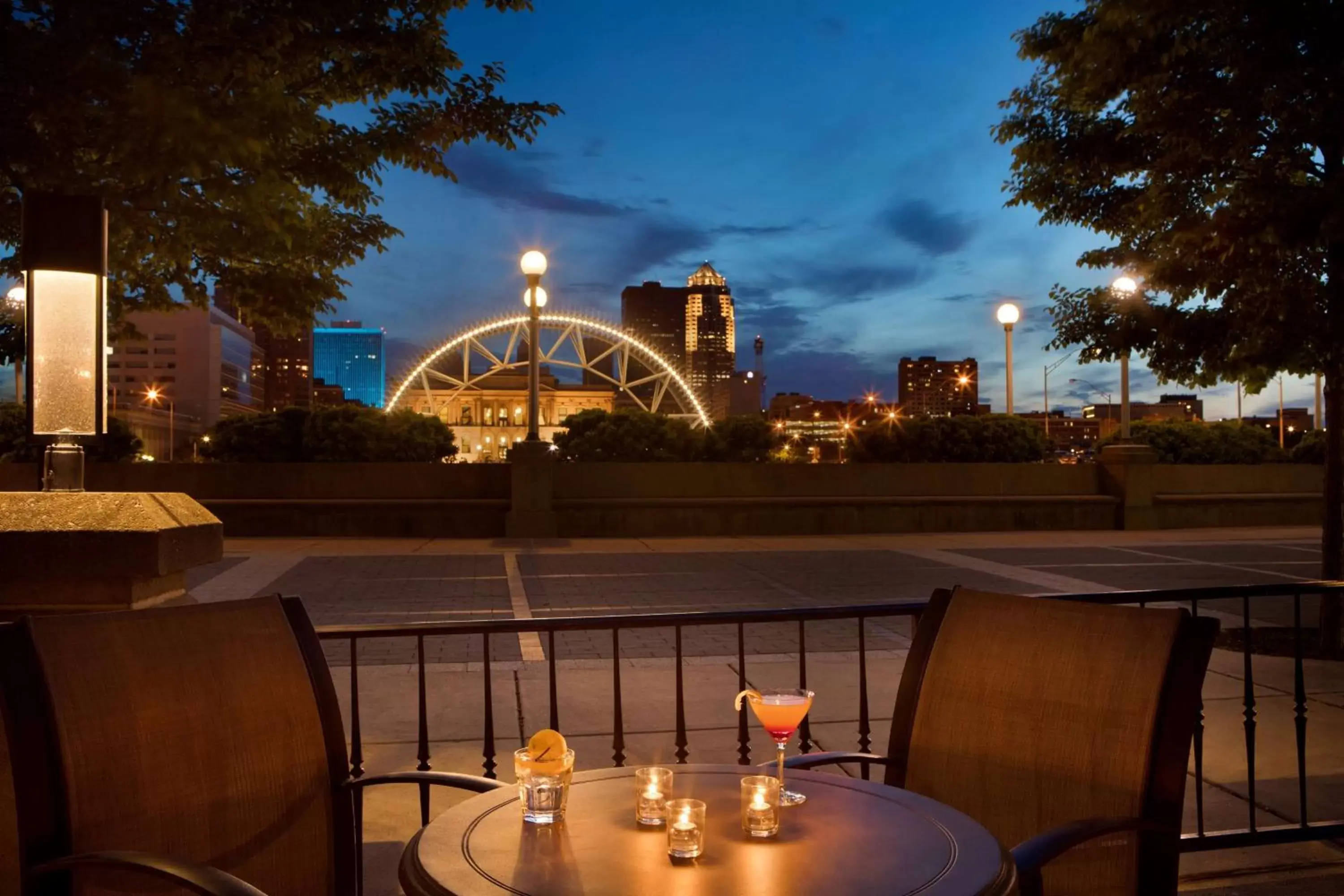 Patio, Restaurant/Places to Eat in Embassy Suites Des Moines Downtown