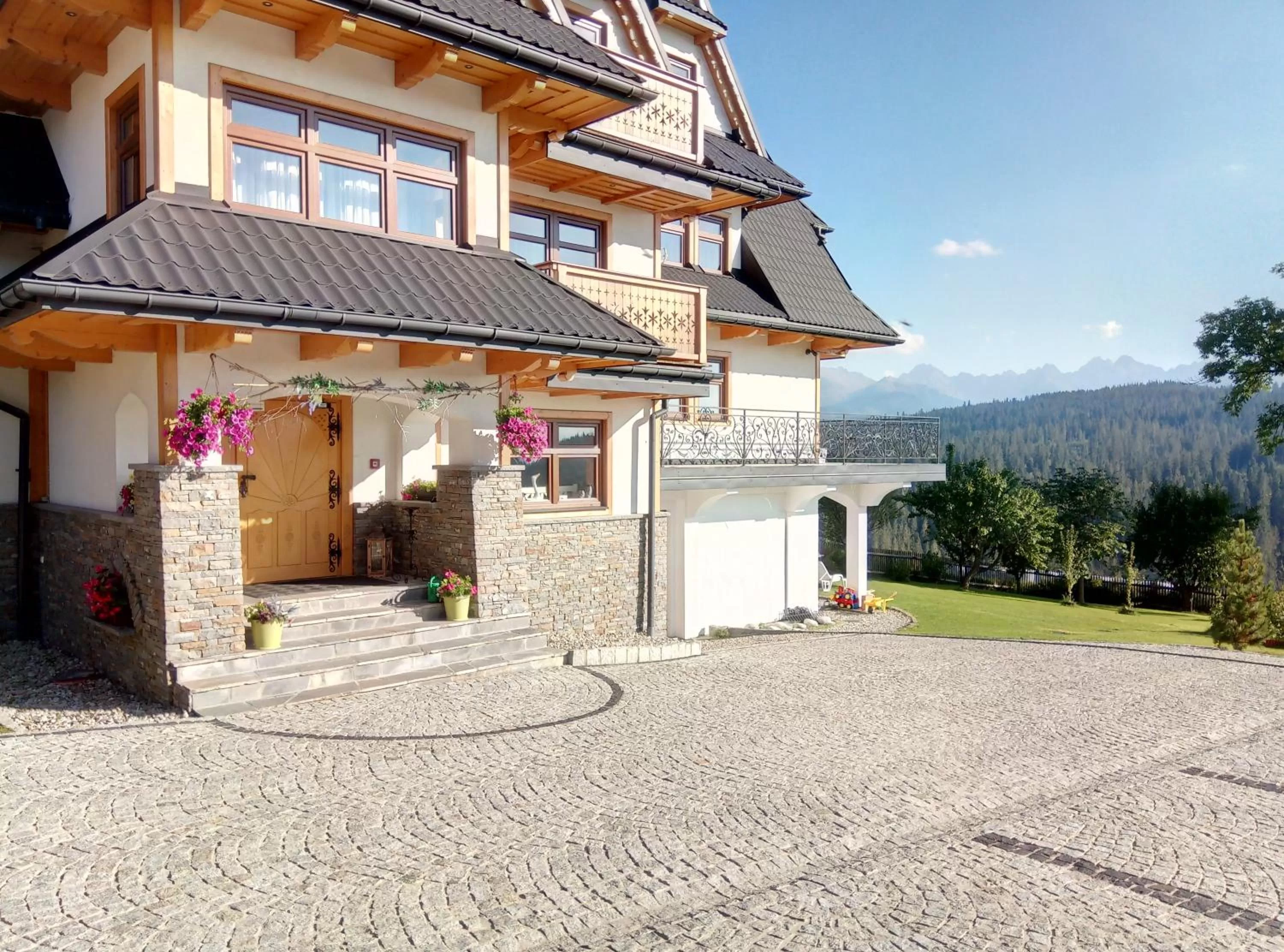 Property building in Górskie Wspomnienie