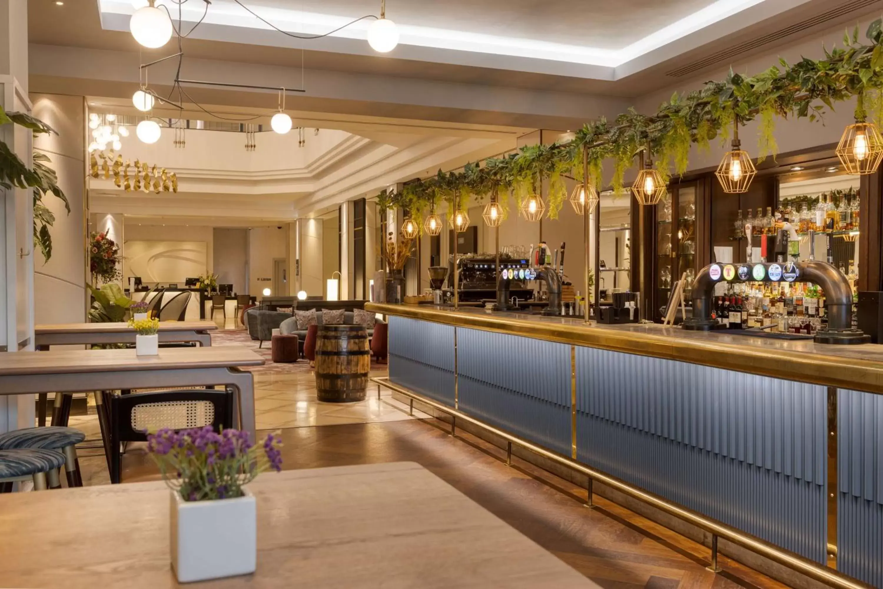 Lounge or bar, Restaurant/Places to Eat in Hilton Glasgow