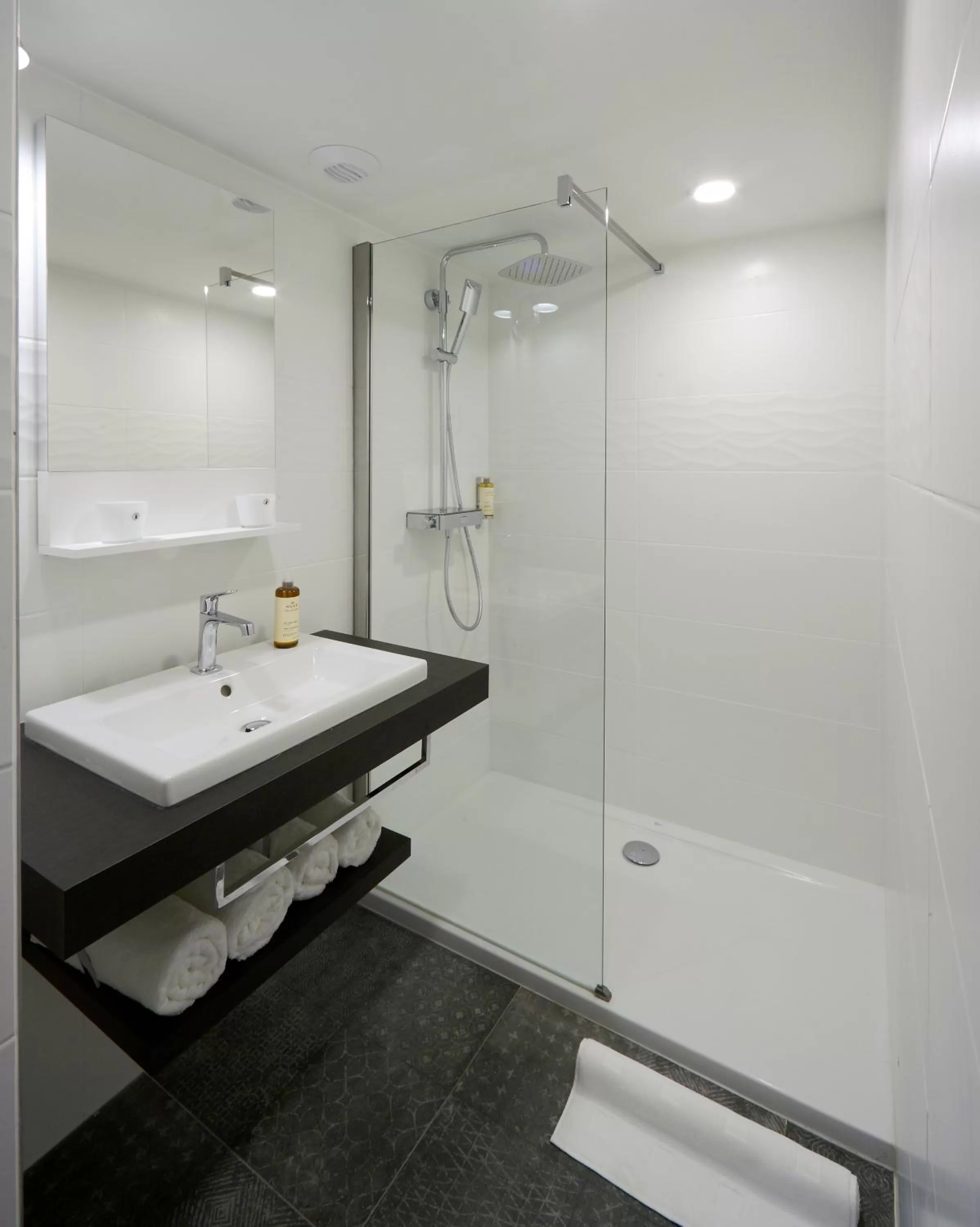 Bathroom in Les Maisons du Pont - Charme & Caractère