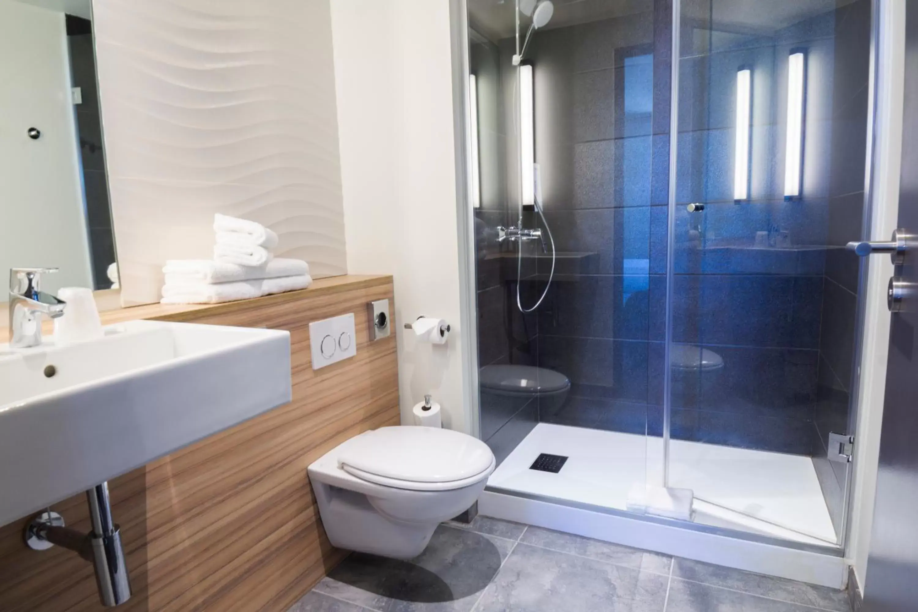 Shower, Bathroom in Hotel Campanile Montpellier Centre St Roch