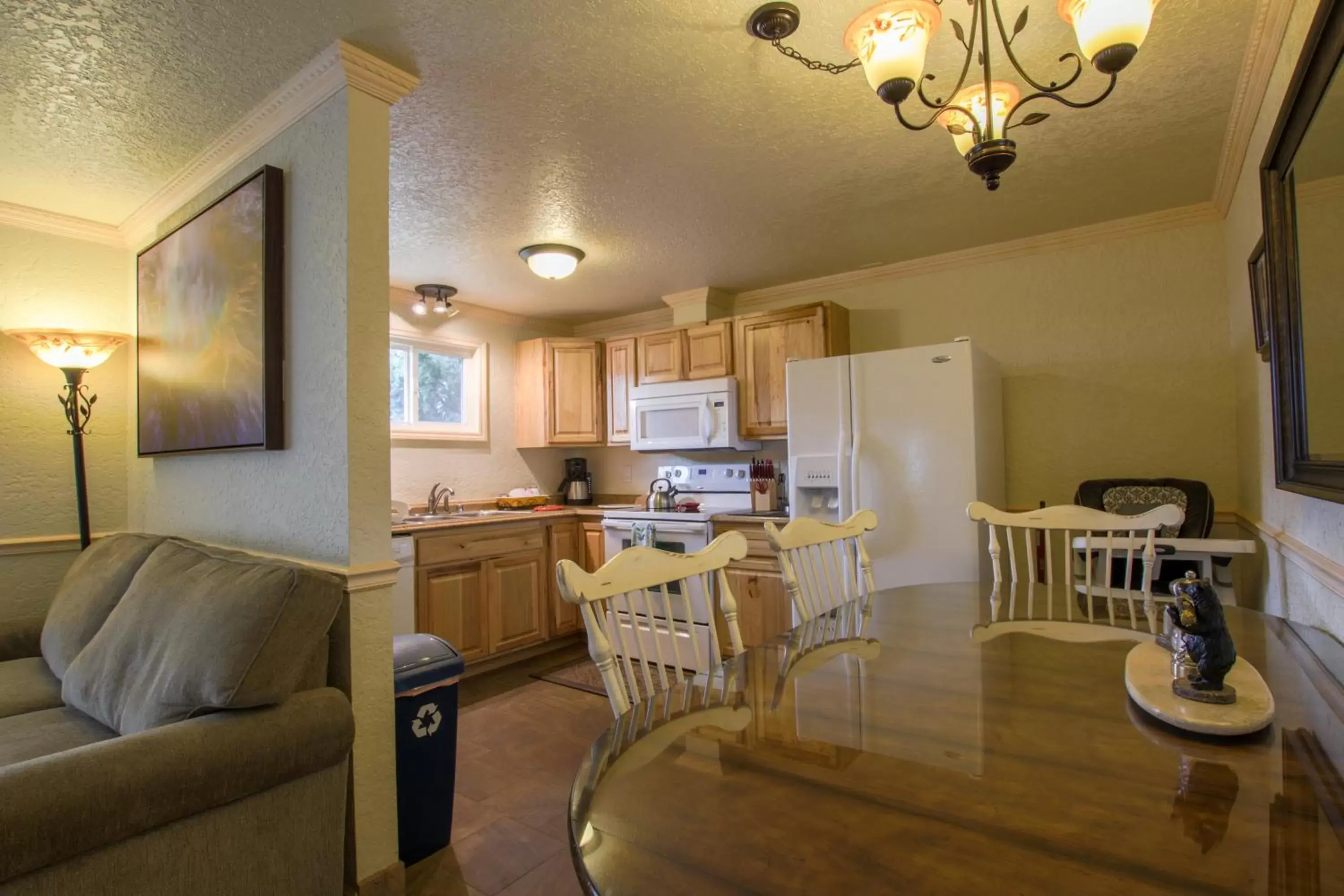 Kitchen or kitchenette, Seating Area in Yellowstone Gateway Inn