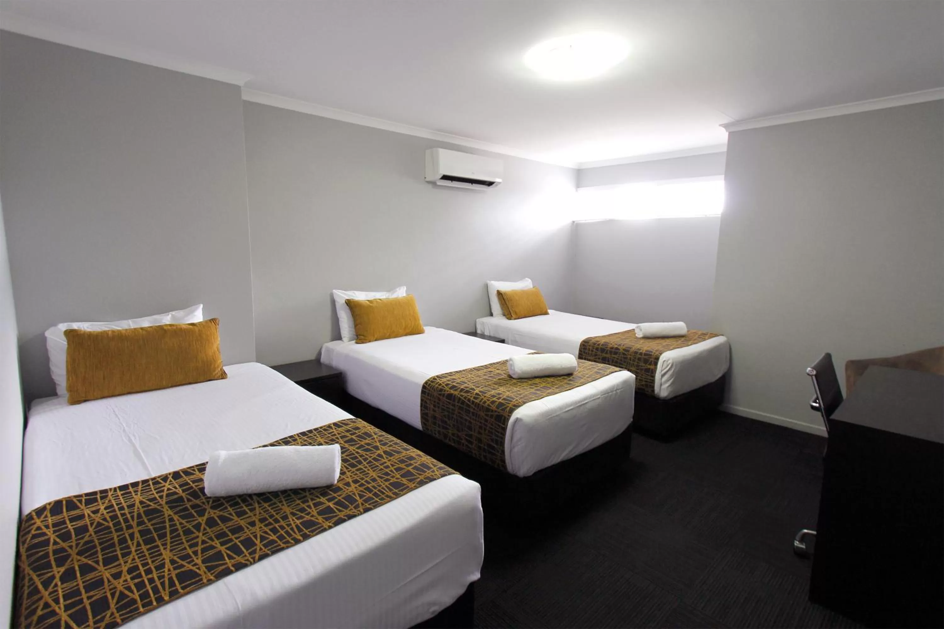 Bedroom, Bed in The Stirling Motel