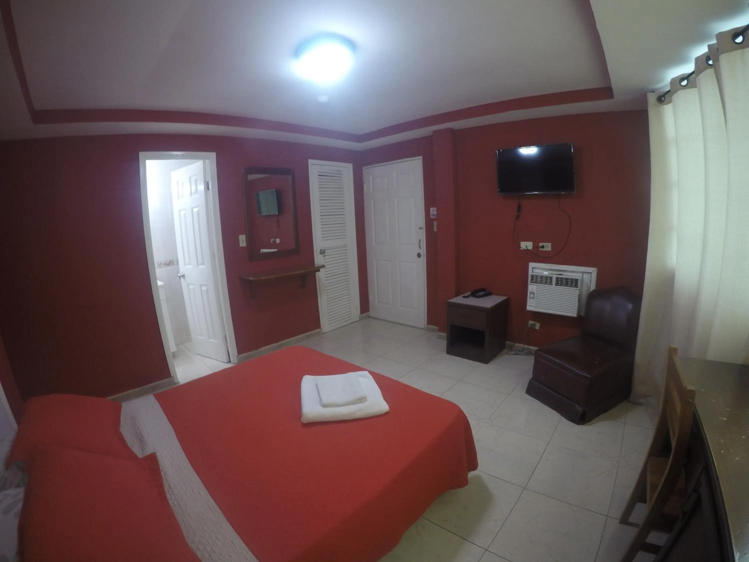 Bedroom, Bed in Discovery