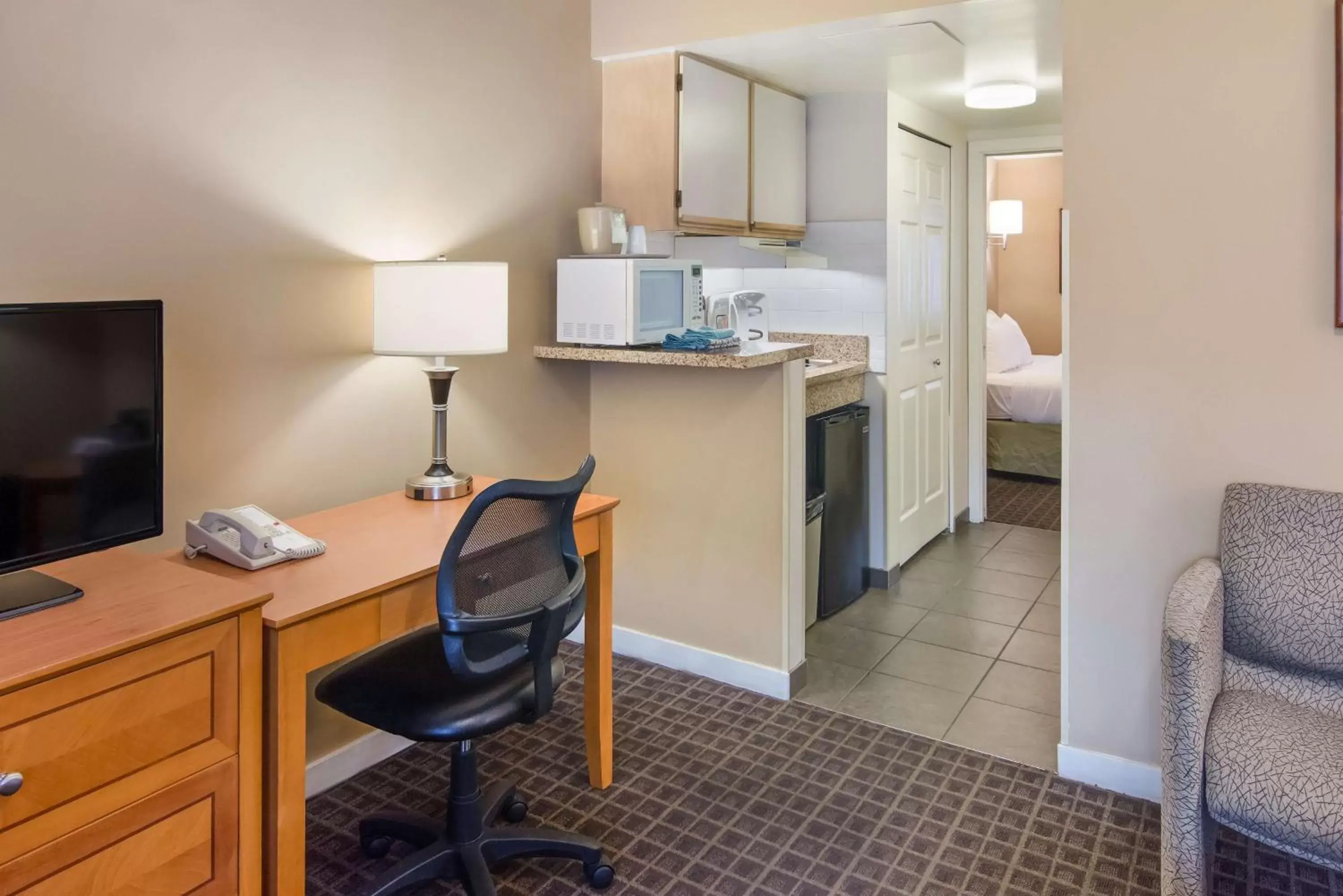 Bedroom, Kitchen/Kitchenette in SureStay Hotel by Best Western North Vancouver Capilano