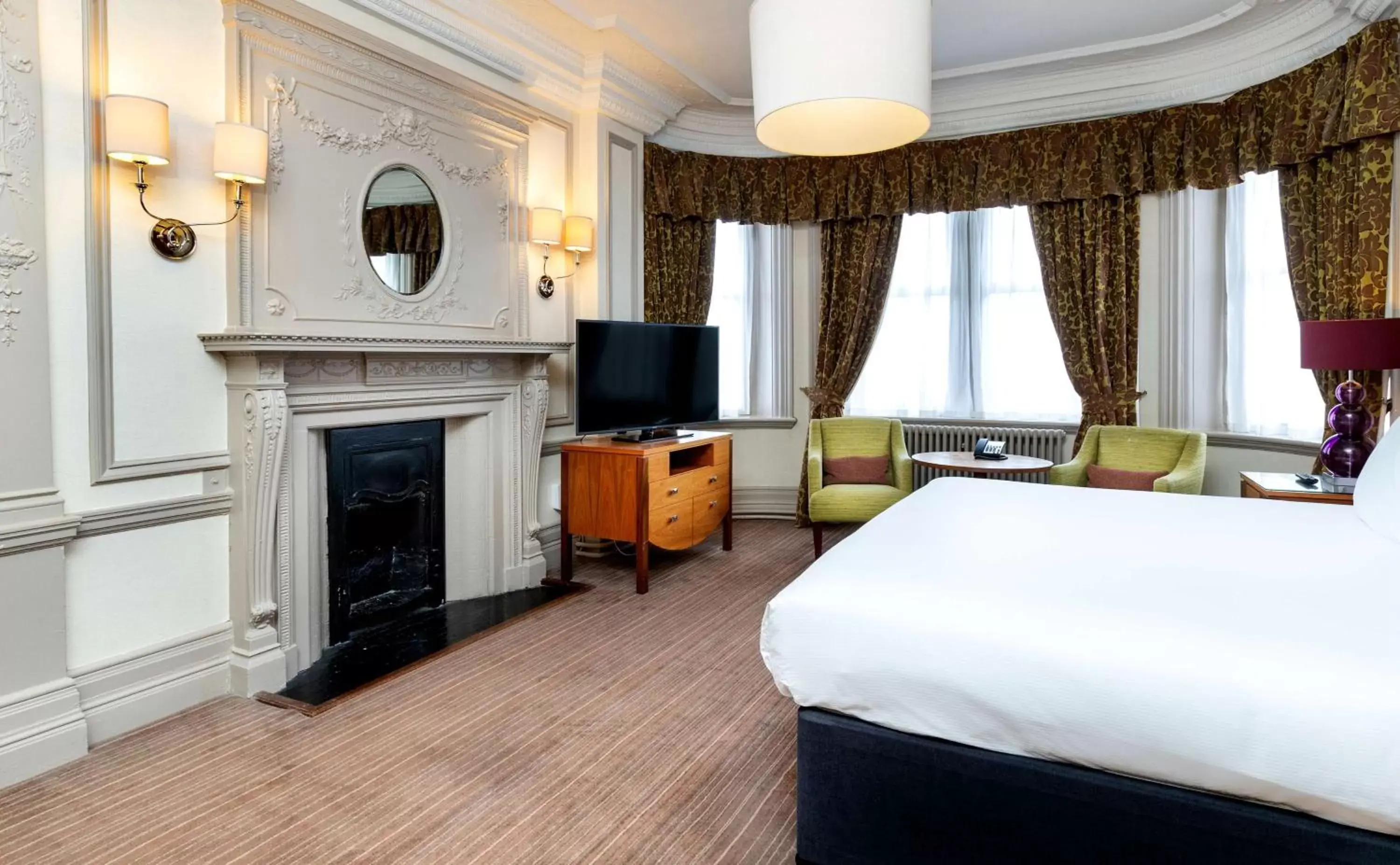 Bed, TV/Entertainment Center in DoubleTree by Hilton Harrogate Majestic Hotel & Spa