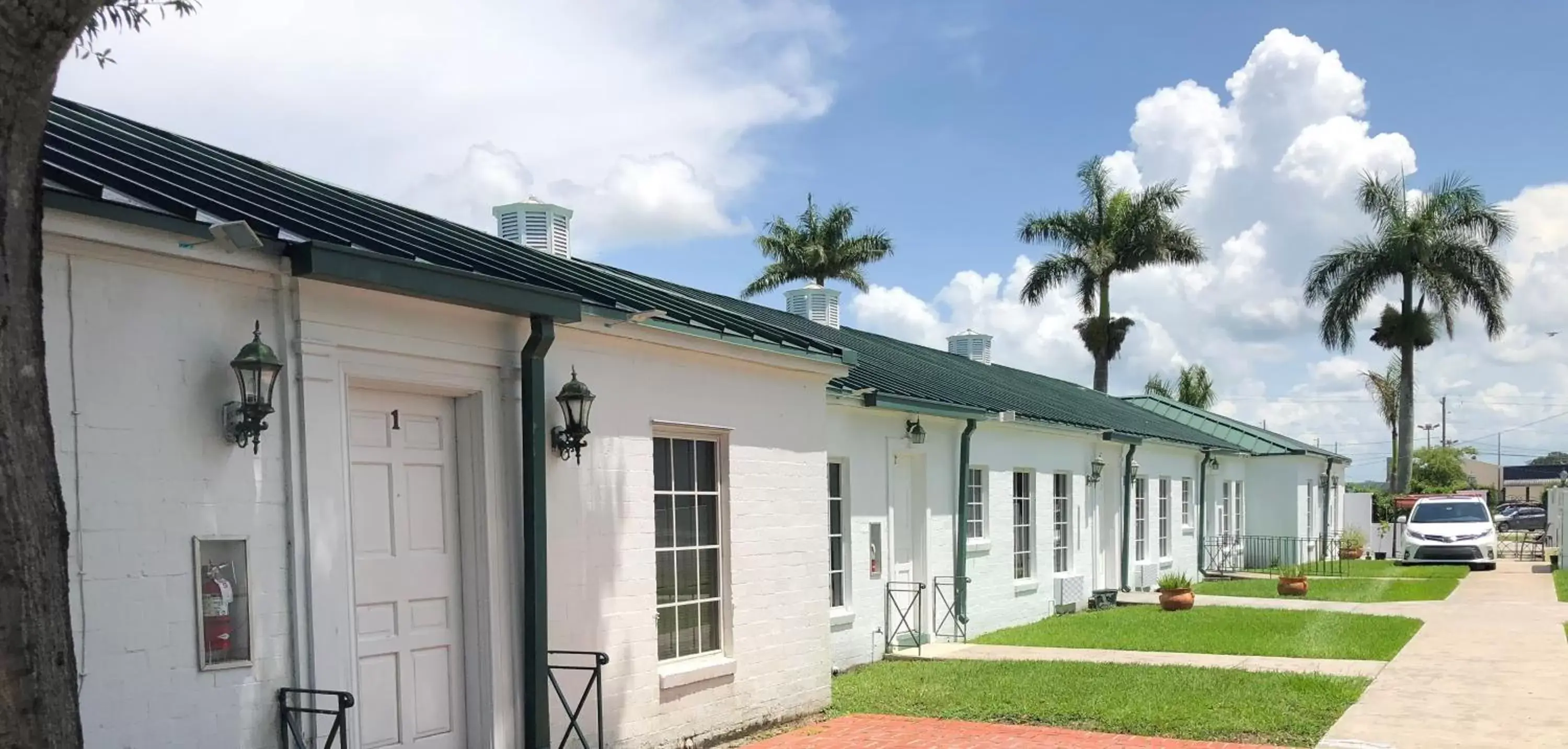 Inner courtyard view, Property Building in Americas Best Value Inn Historic Clewiston Inn