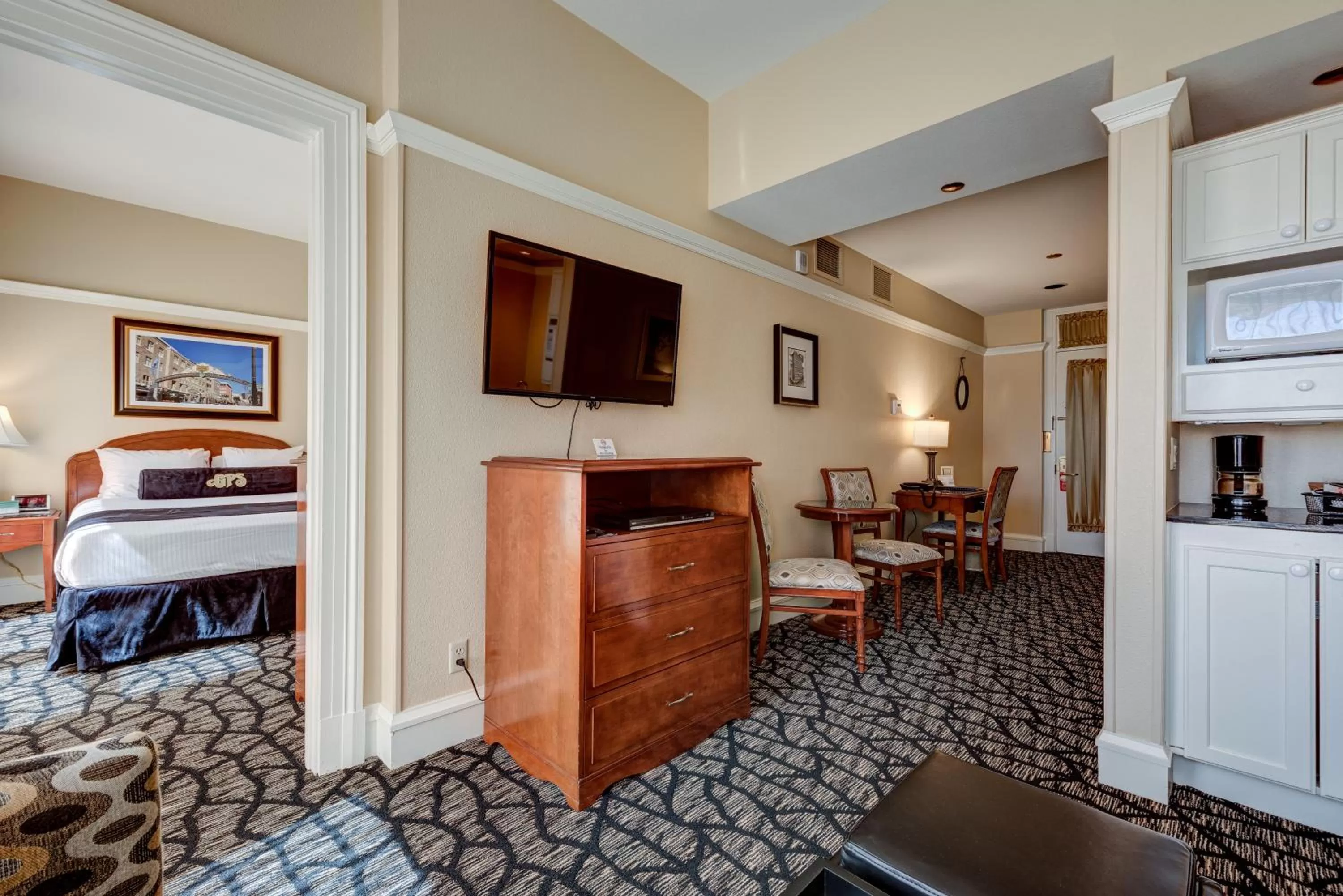 Photo of the whole room, Bed in Gaslamp Plaza Suites