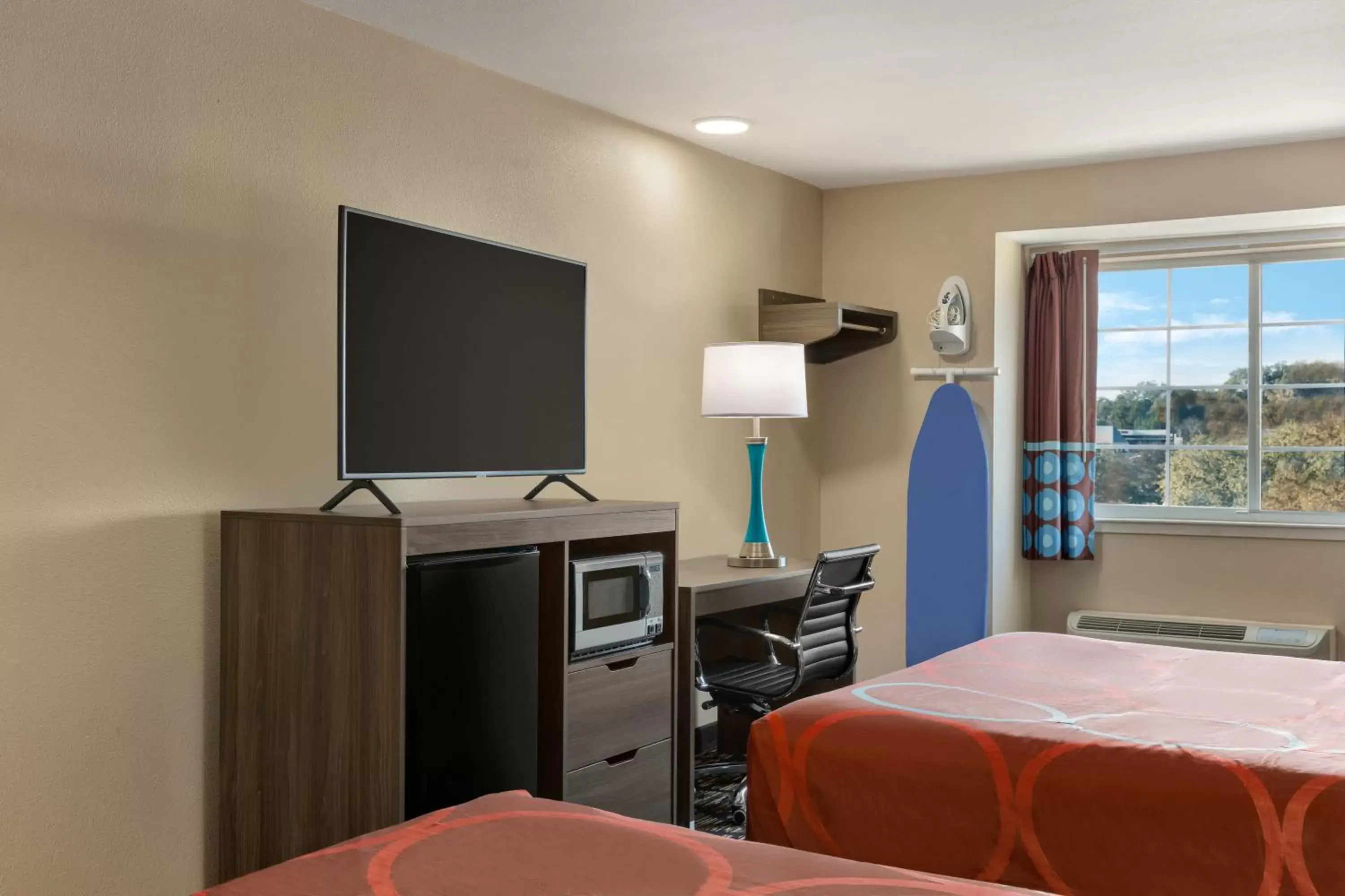 Bedroom, TV/Entertainment Center in Super 8 by Wyndham San Antonio Airport North