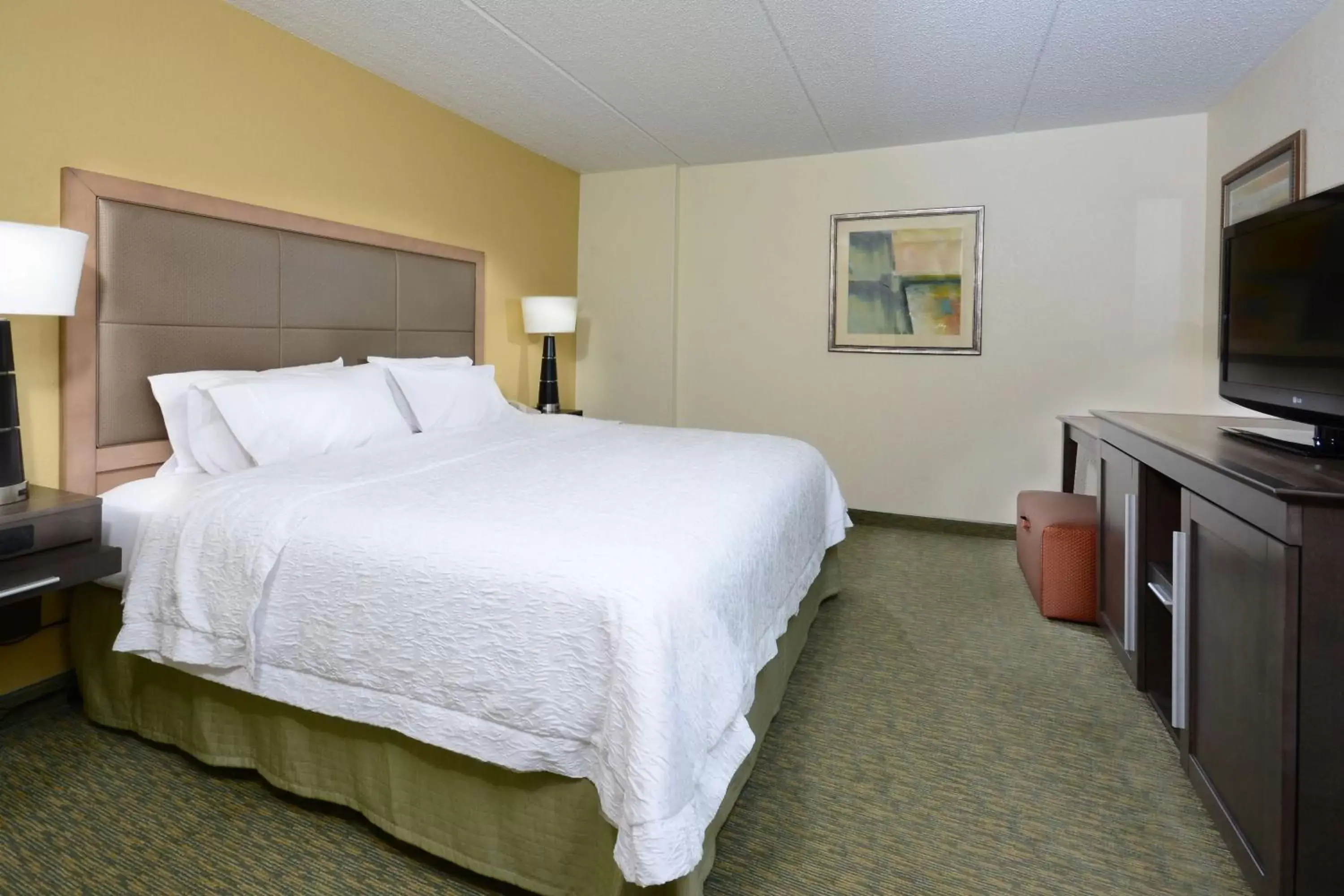 Bed in Hampton Inn Raleigh/Town of Wake Forest