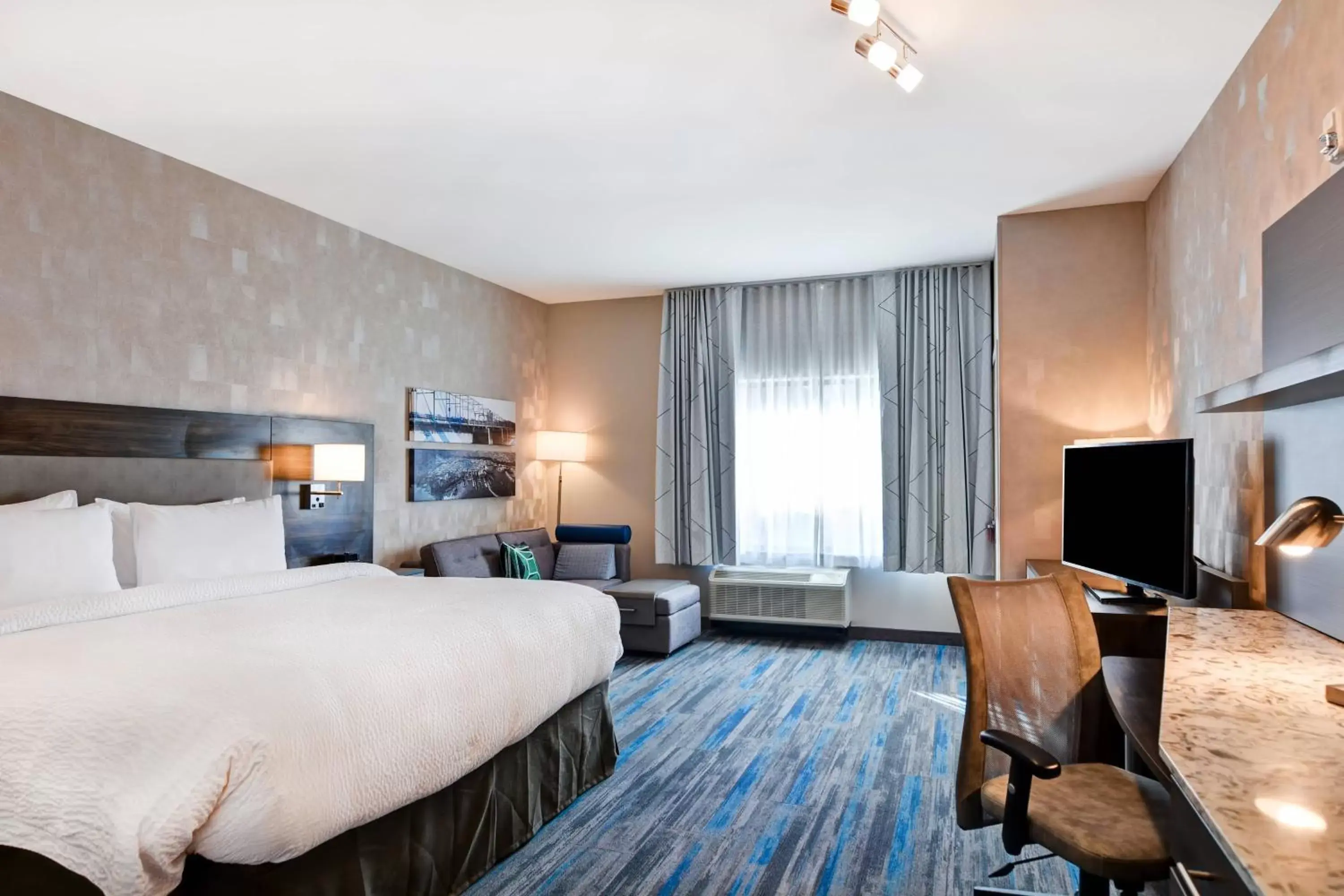 Bedroom, TV/Entertainment Center in TownePlace Suites by Marriott Bridgewater Branchburg