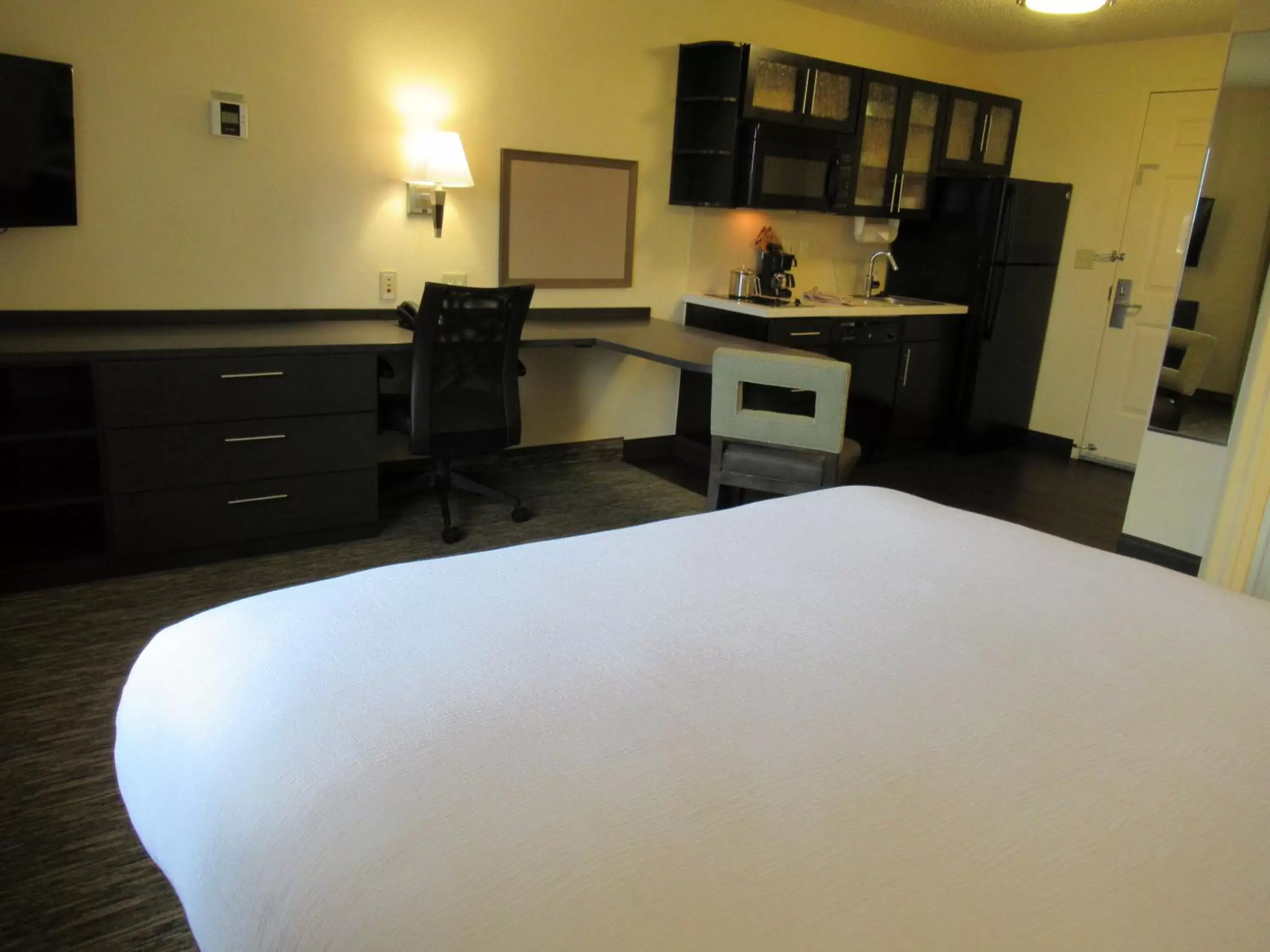 Photo of the whole room, Bed in Candlewood Suites Lake Mary, an IHG Hotel