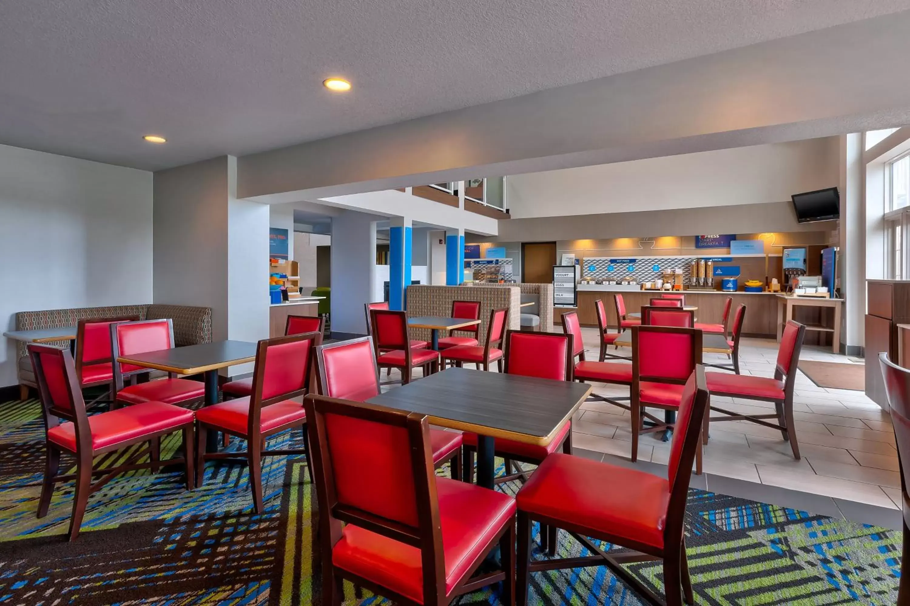 Breakfast, Restaurant/Places to Eat in Holiday Inn Express Hotel & Suites Petoskey, an IHG Hotel