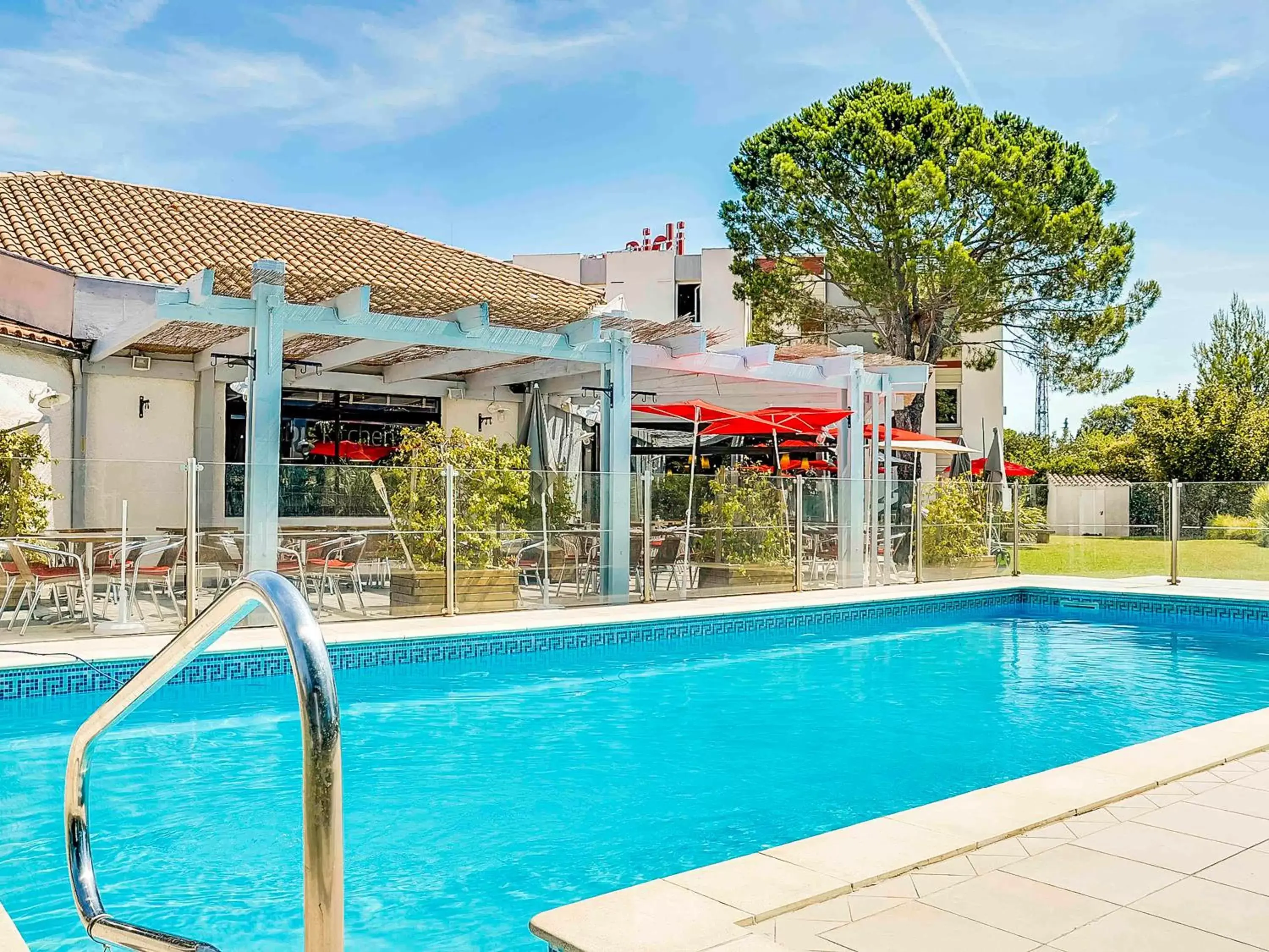 Sports, Swimming Pool in ibis Salon de Provence