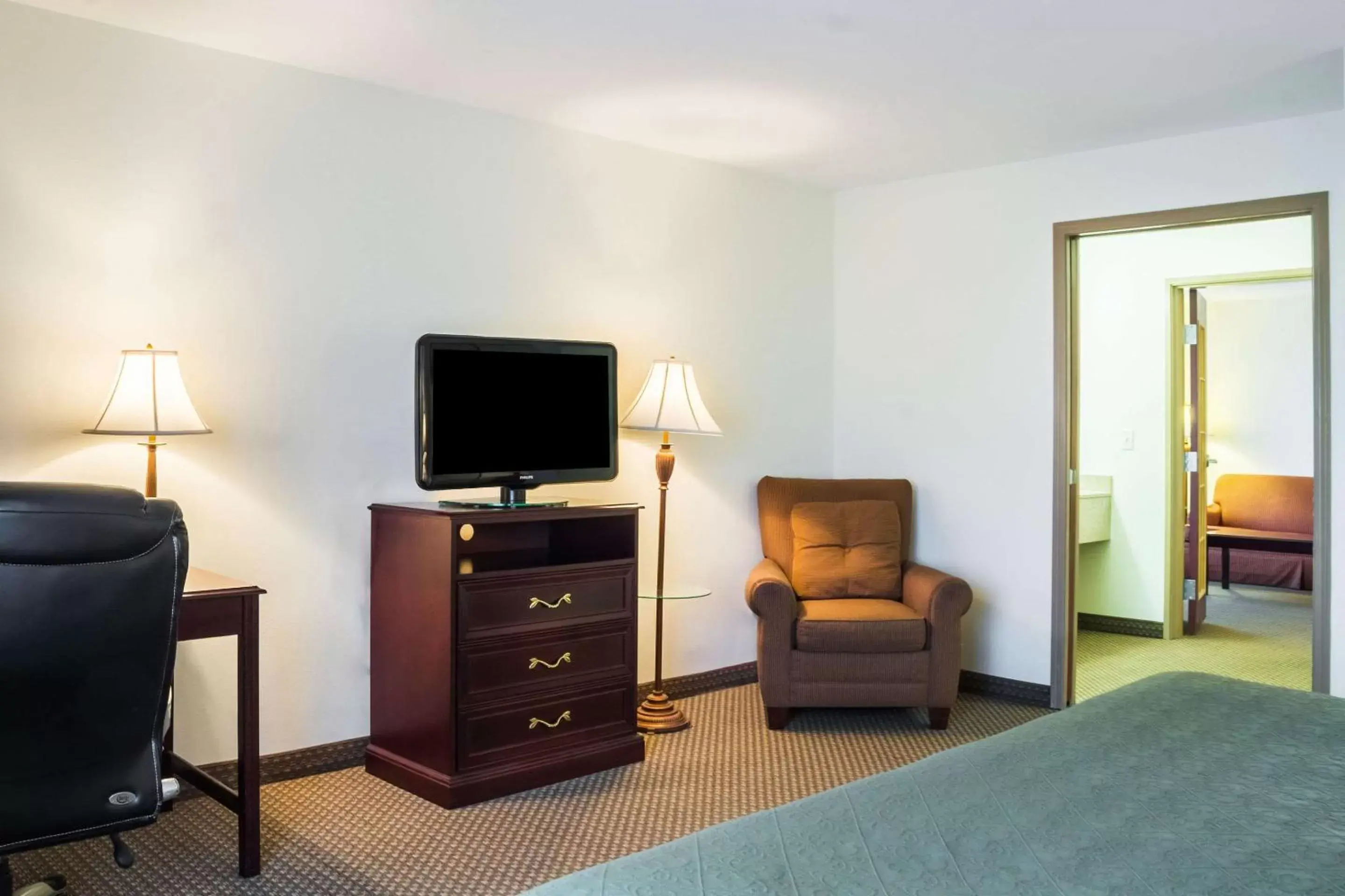 Photo of the whole room, TV/Entertainment Center in Quality Inn & Suites Airport North