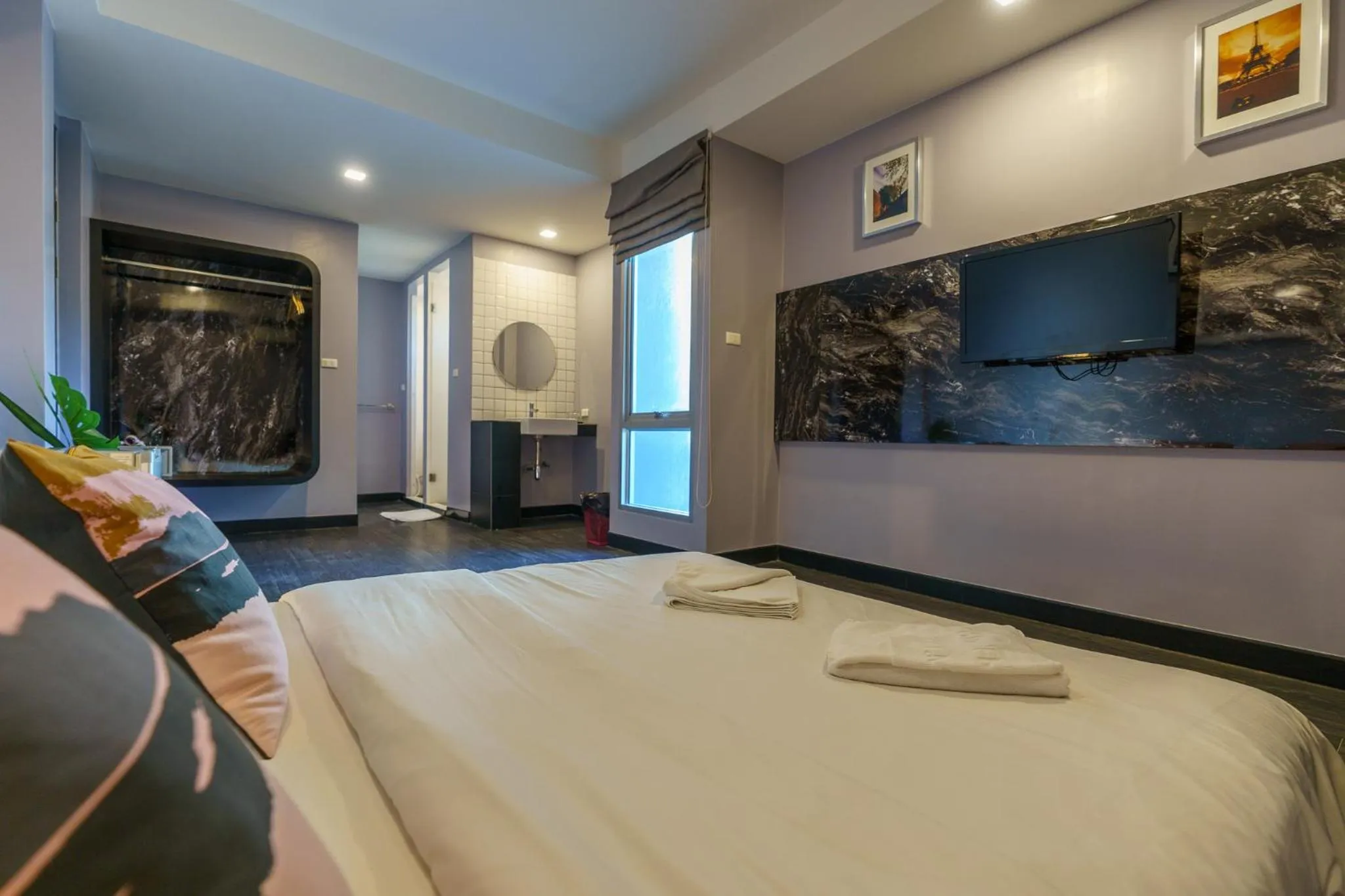 Photo of the whole room in CheQinn Hostel - Sukhumvit 4 Nana Plaza