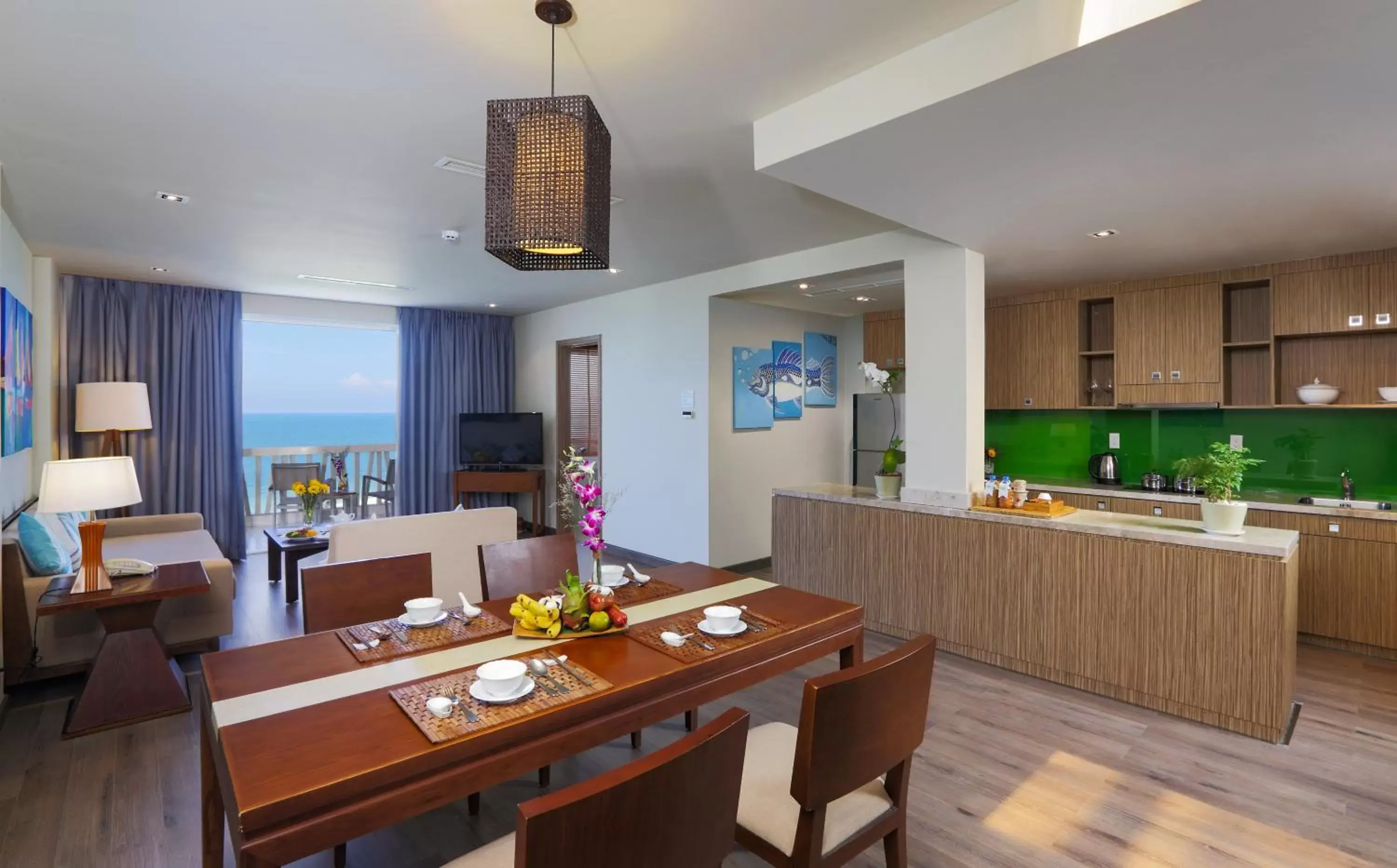 Kitchen or kitchenette, Restaurant/Places to Eat in The Cliff Resort & Residences