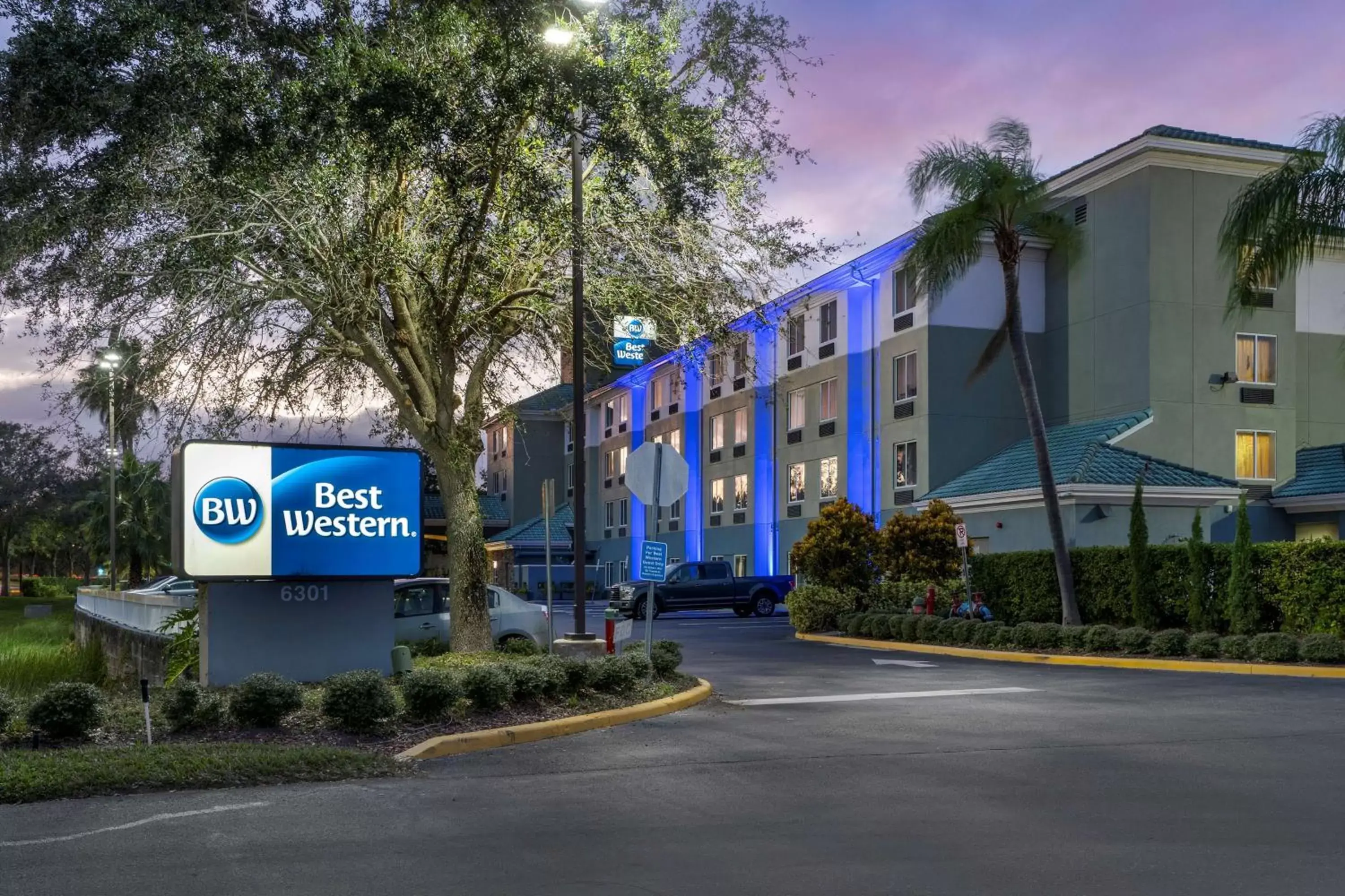 Property Building in Best Western Orlando Theme Parks