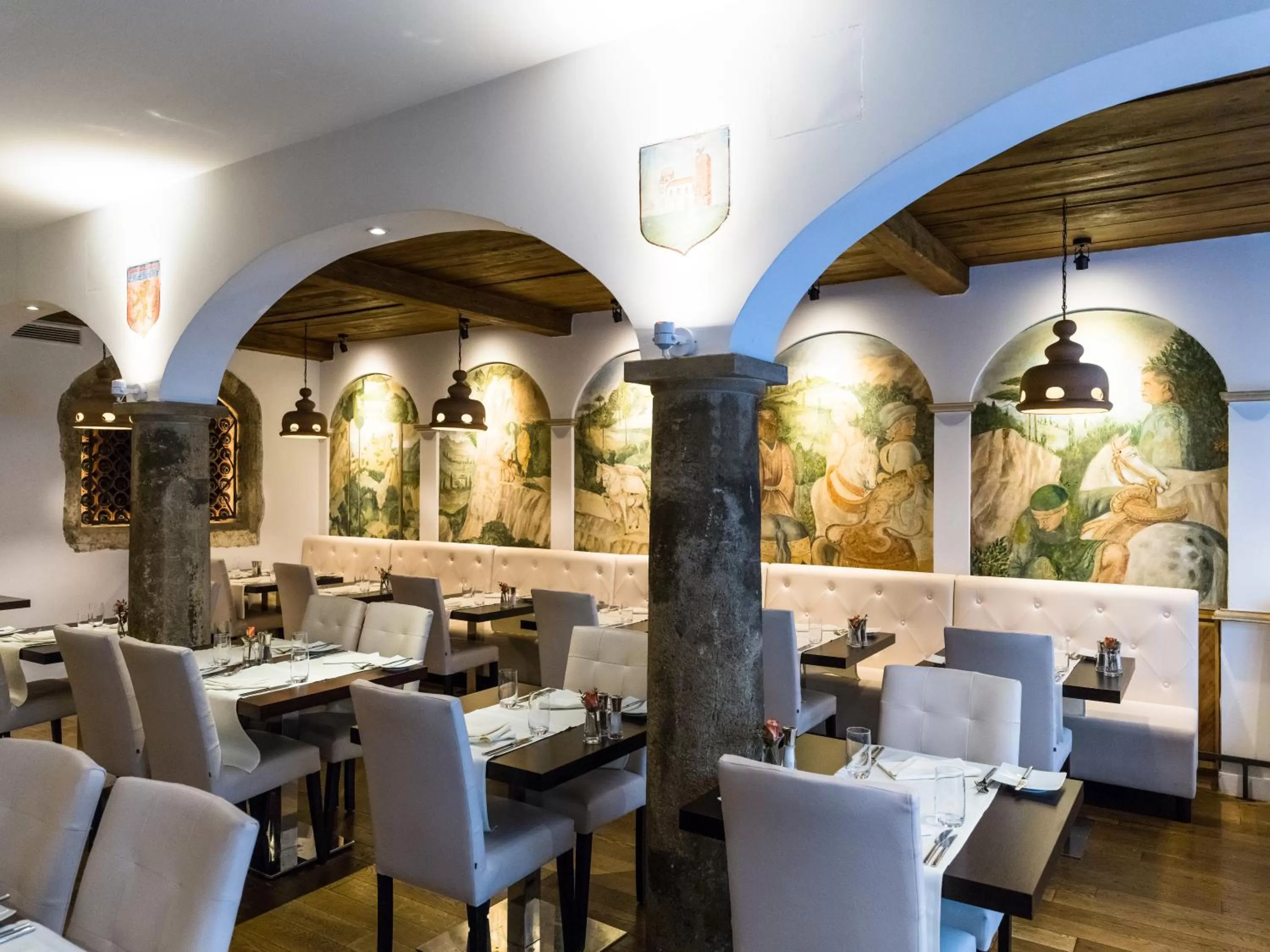 Restaurant/places to eat in Hotel Royal