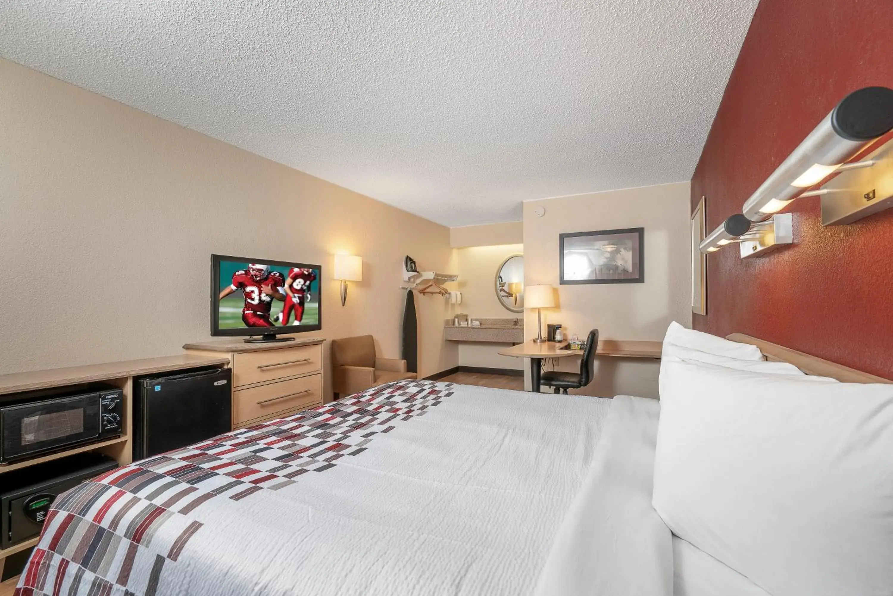 Bedroom, Bed in Red Roof Inn Detroit Metro Airport - Taylor