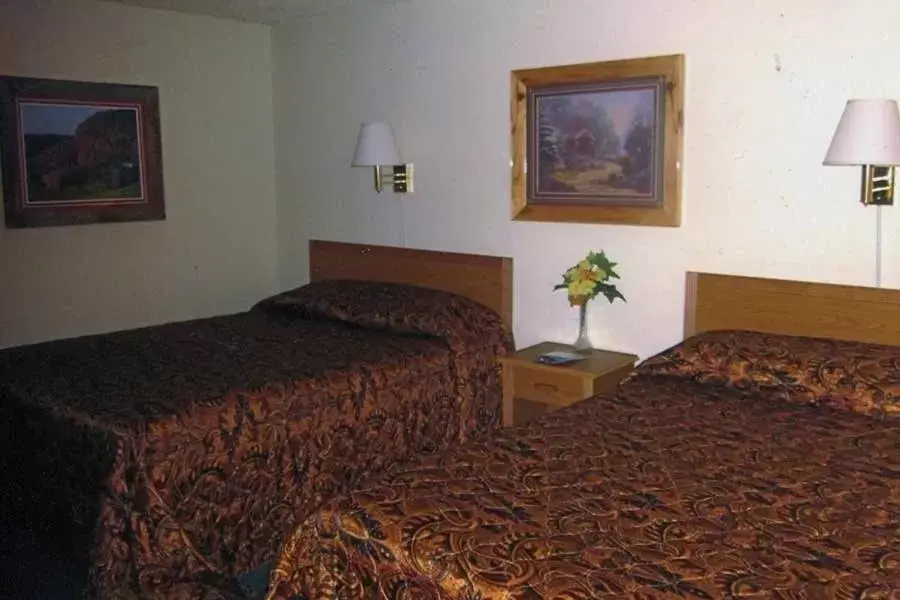 Photo of the whole room, Bed in Color Country Motel