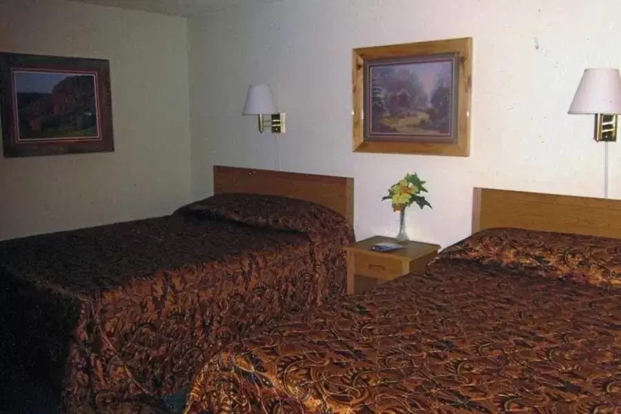 Photo of the whole room, Bed in Color Country Motel Photo of the whole room, Bed in Color Country Motel