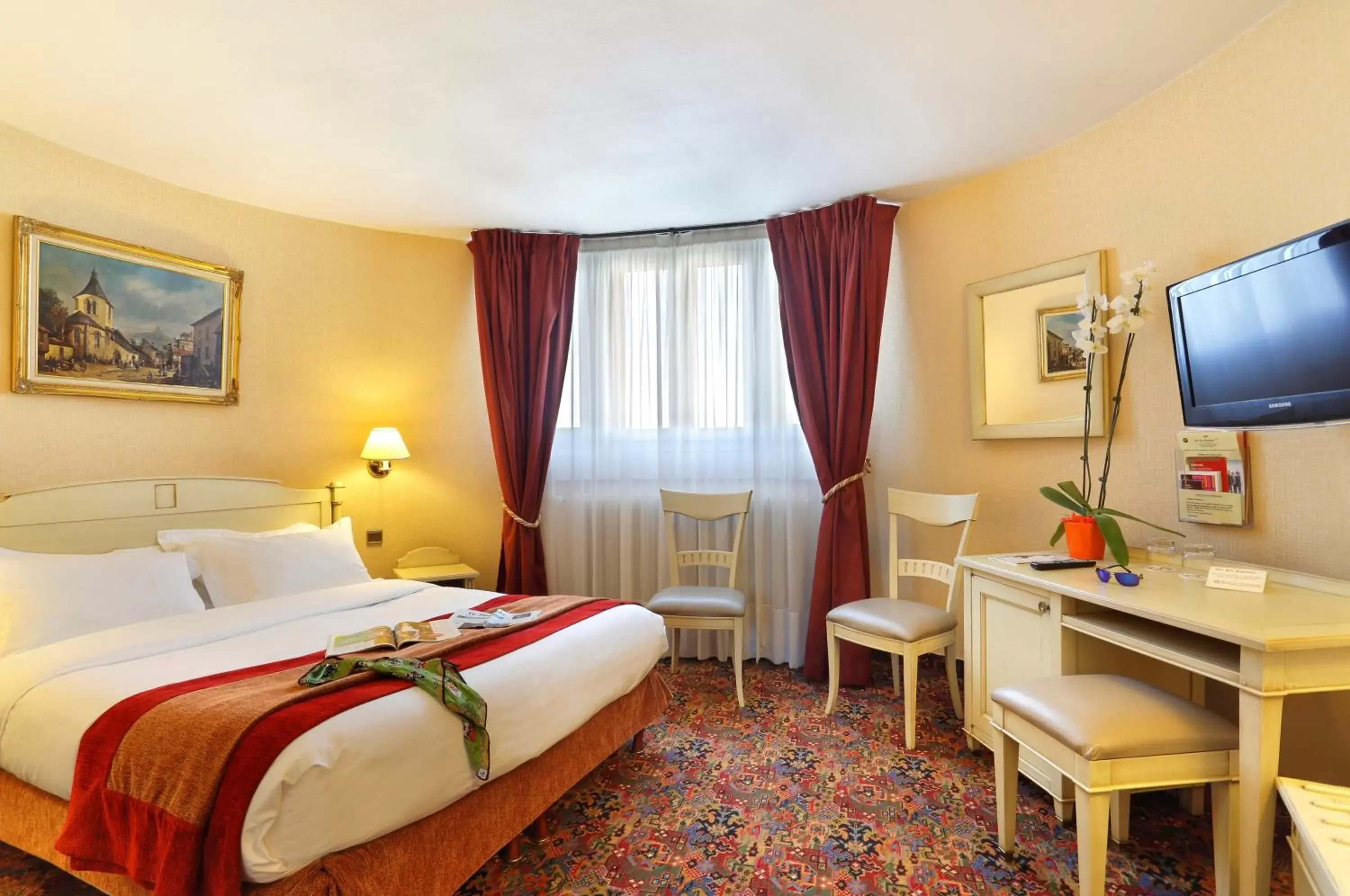 Bedroom, Bed in Hotel Paix Republique