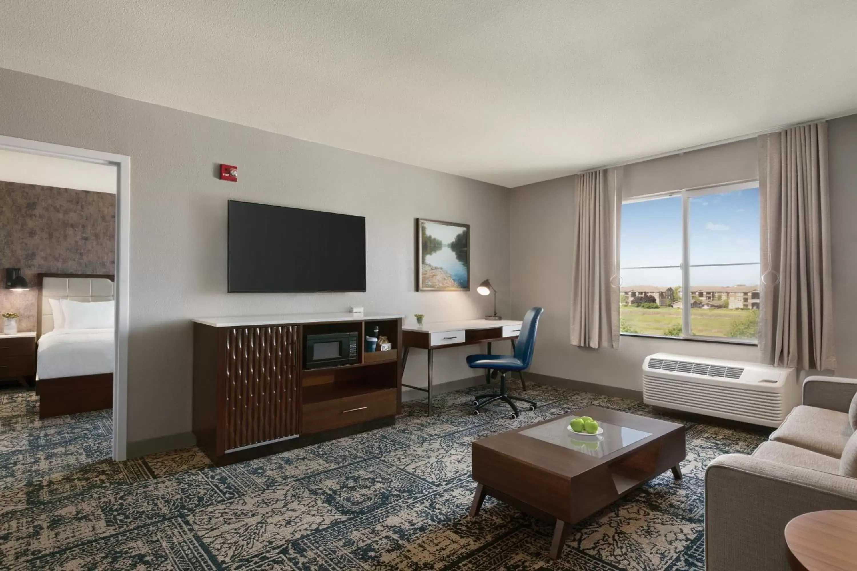 Living room, Seating Area in Four Points by Sheraton Sacramento Airport
