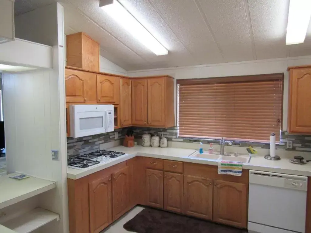 Kitchen/Kitchenette in Lakeshore Lodge