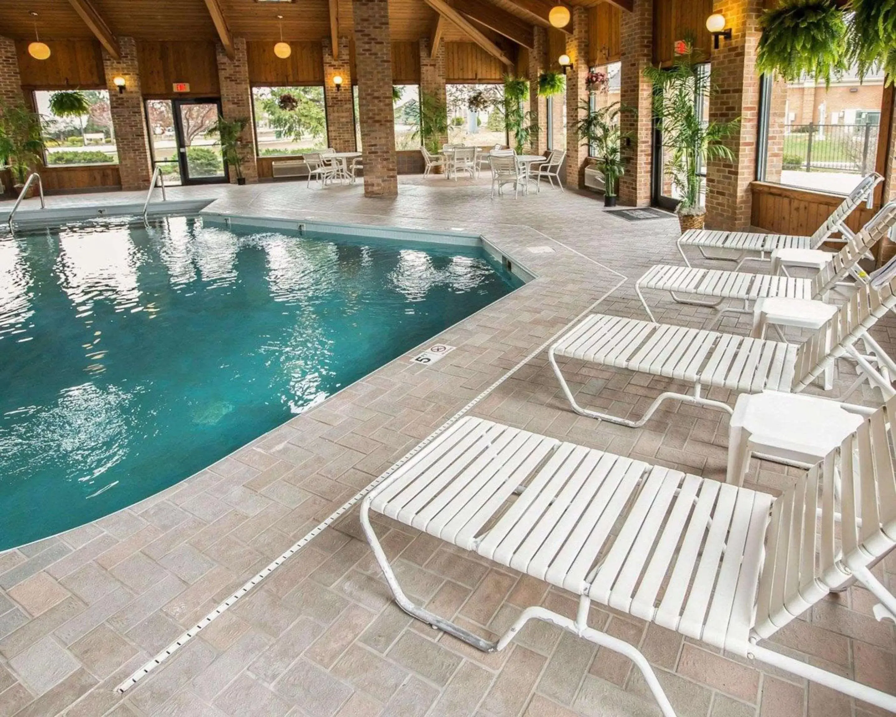 Swimming pool in Quality Inn Dundee Swimming pool in Quality Inn Dundee