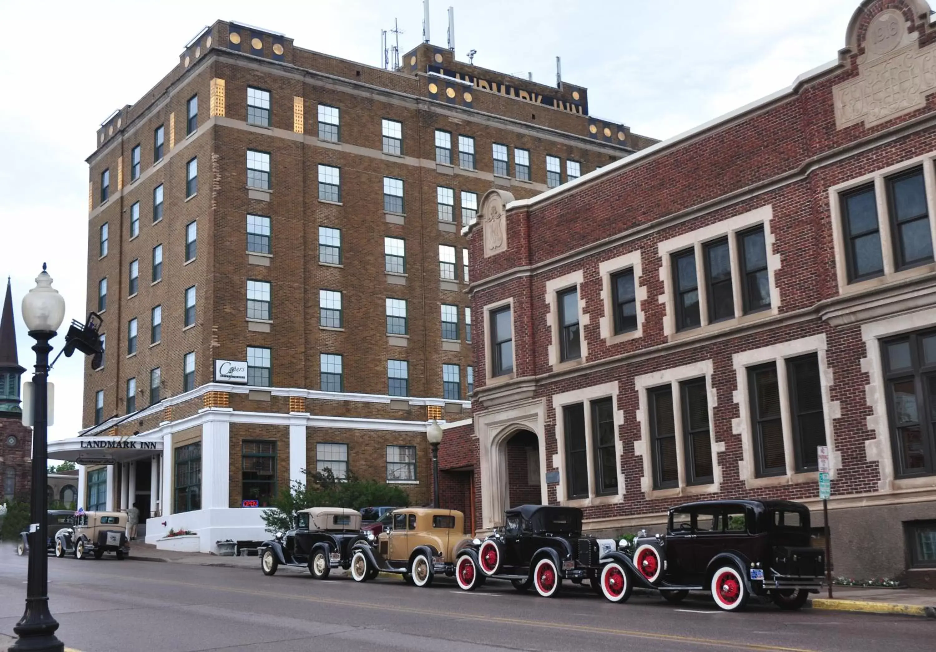 Facade/entrance, Property Building in Landmark Inn