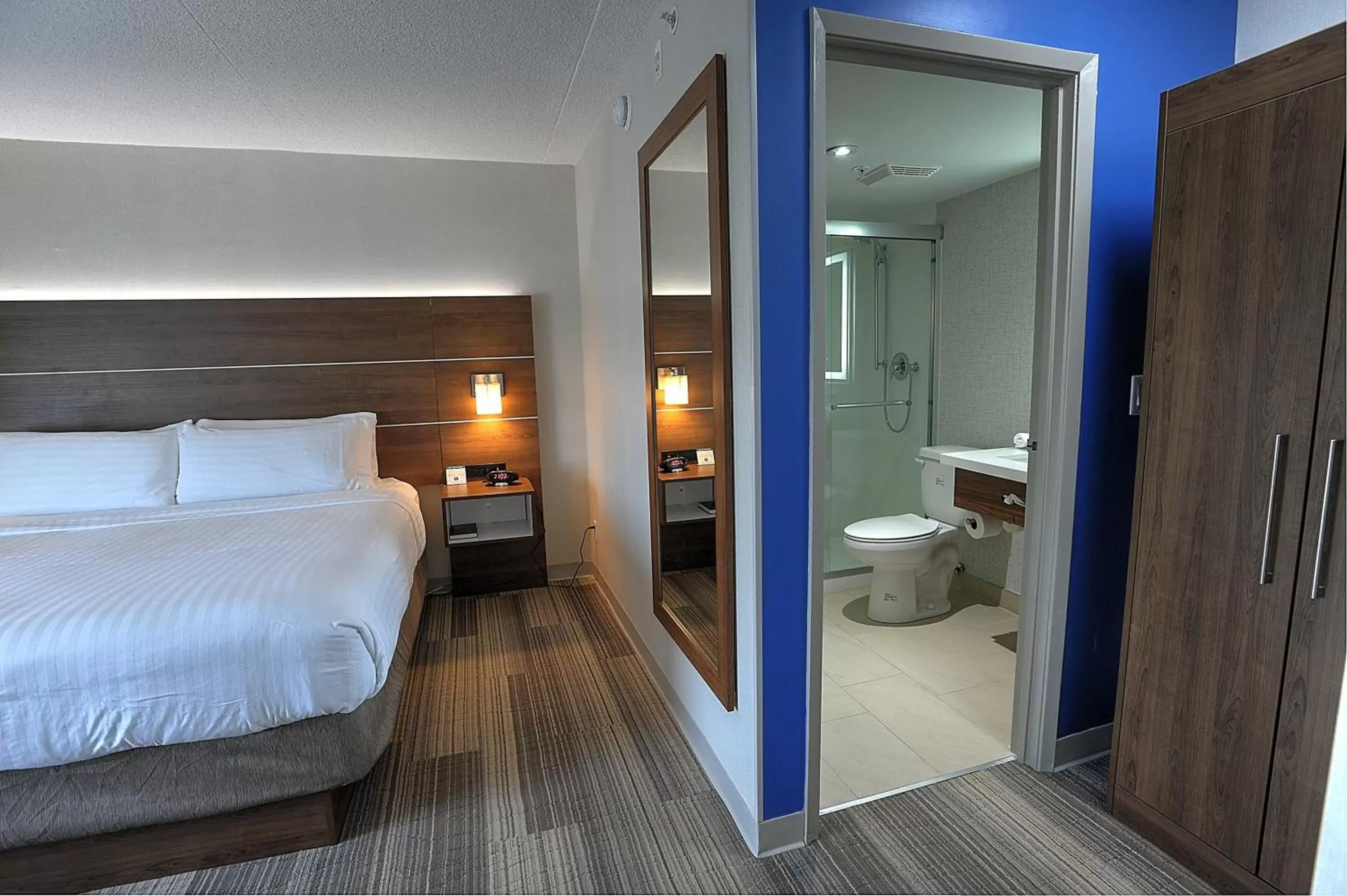 Photo of the whole room, Bed in Holiday Inn Express & Suites Toronto Airport West, an IHG Hotel