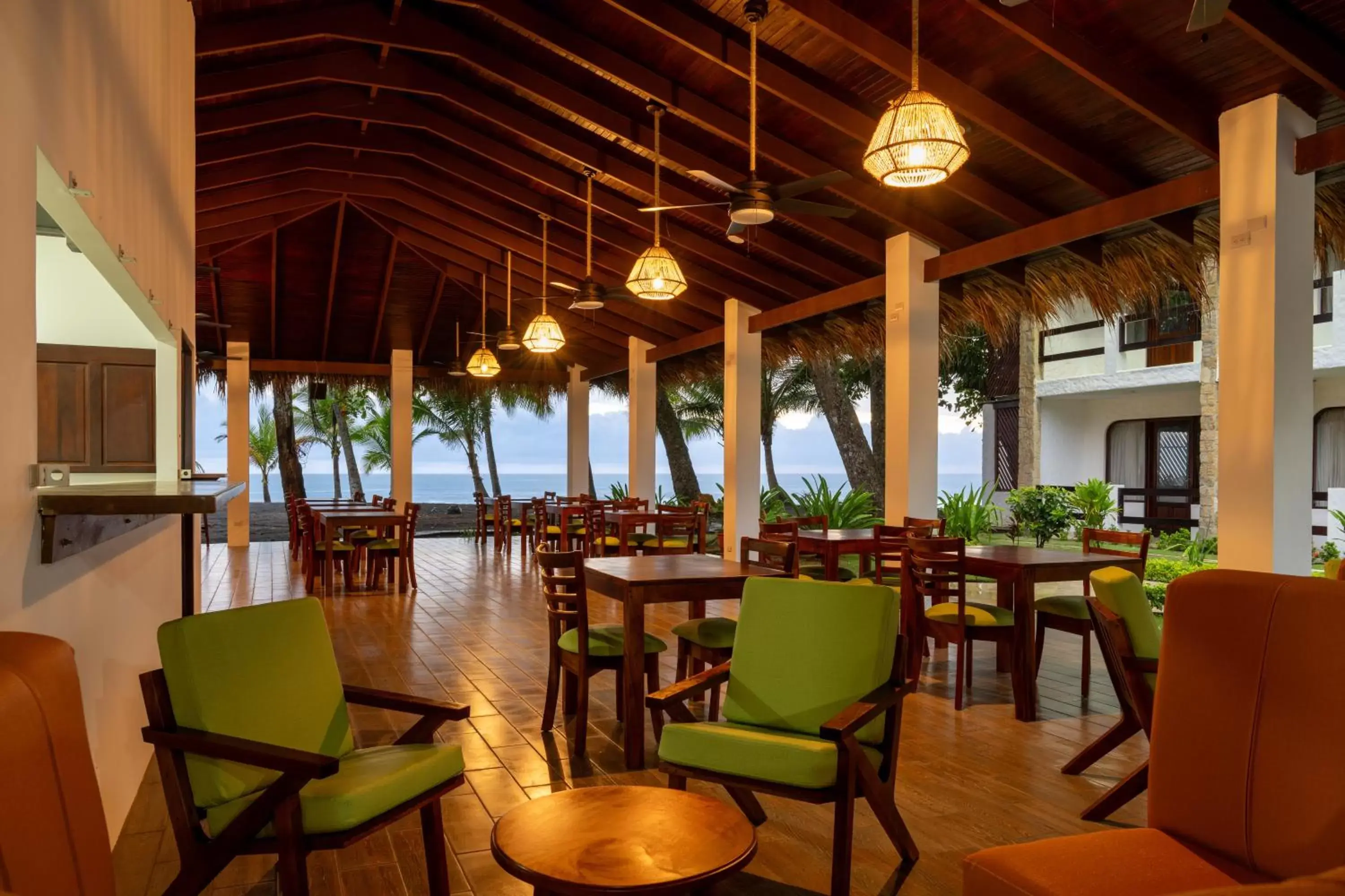 Seating area, Restaurant/Places to Eat in Fuego del Sol Beachfront Hotel