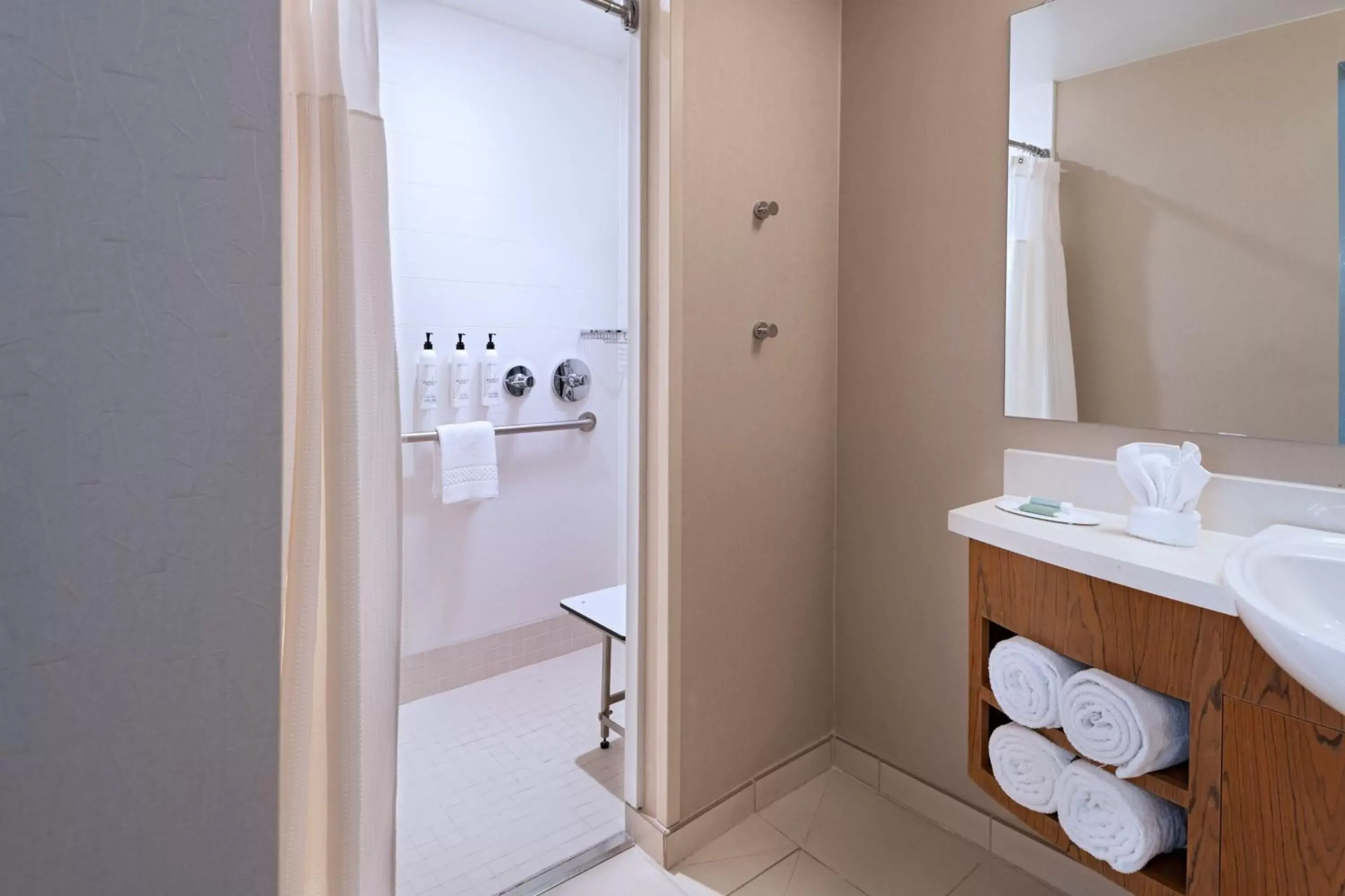 Bathroom in Springhill Suites by Marriott Anaheim Maingate