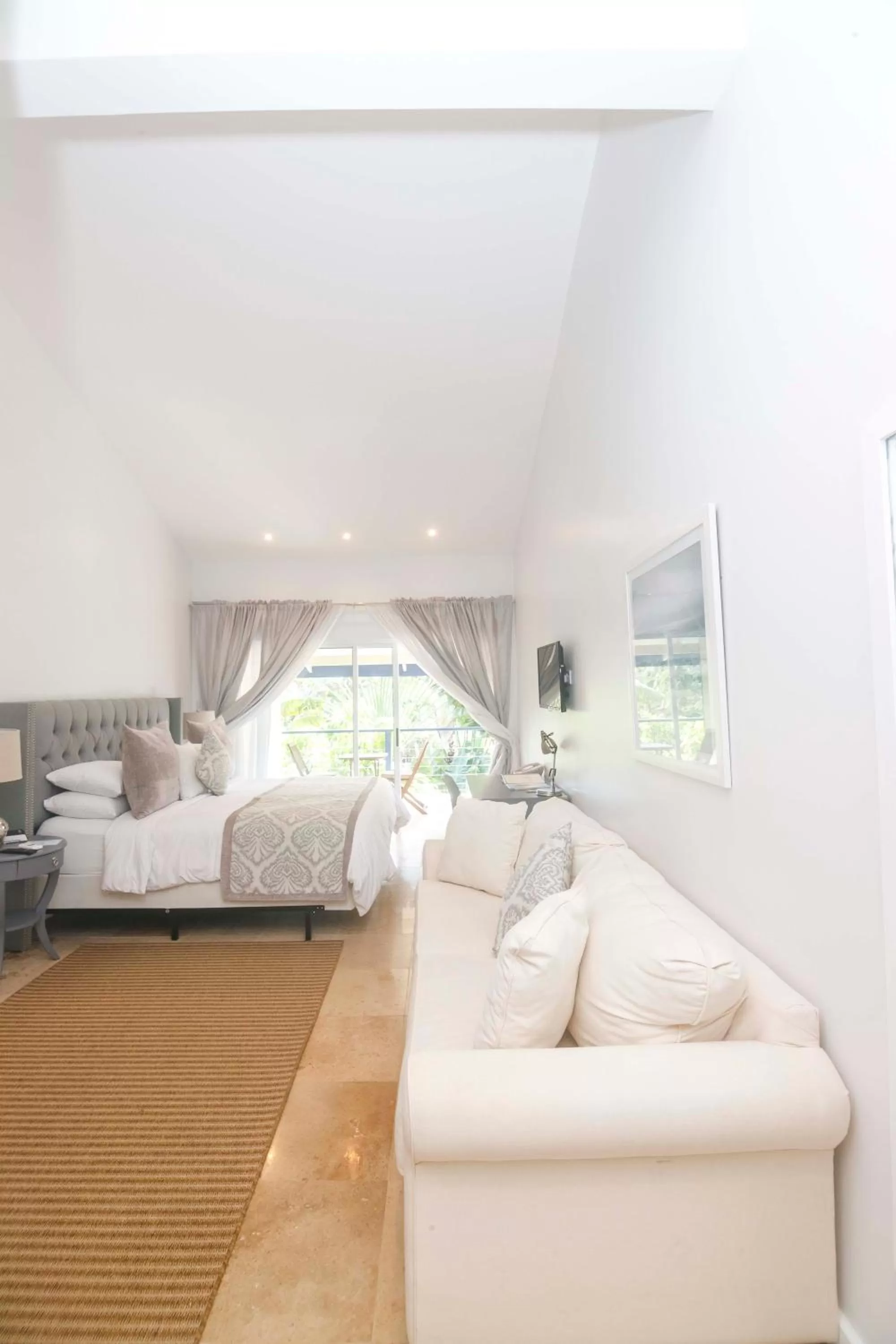 Living room, Bed in Blue Lagoon Hotel and Marina Ltd