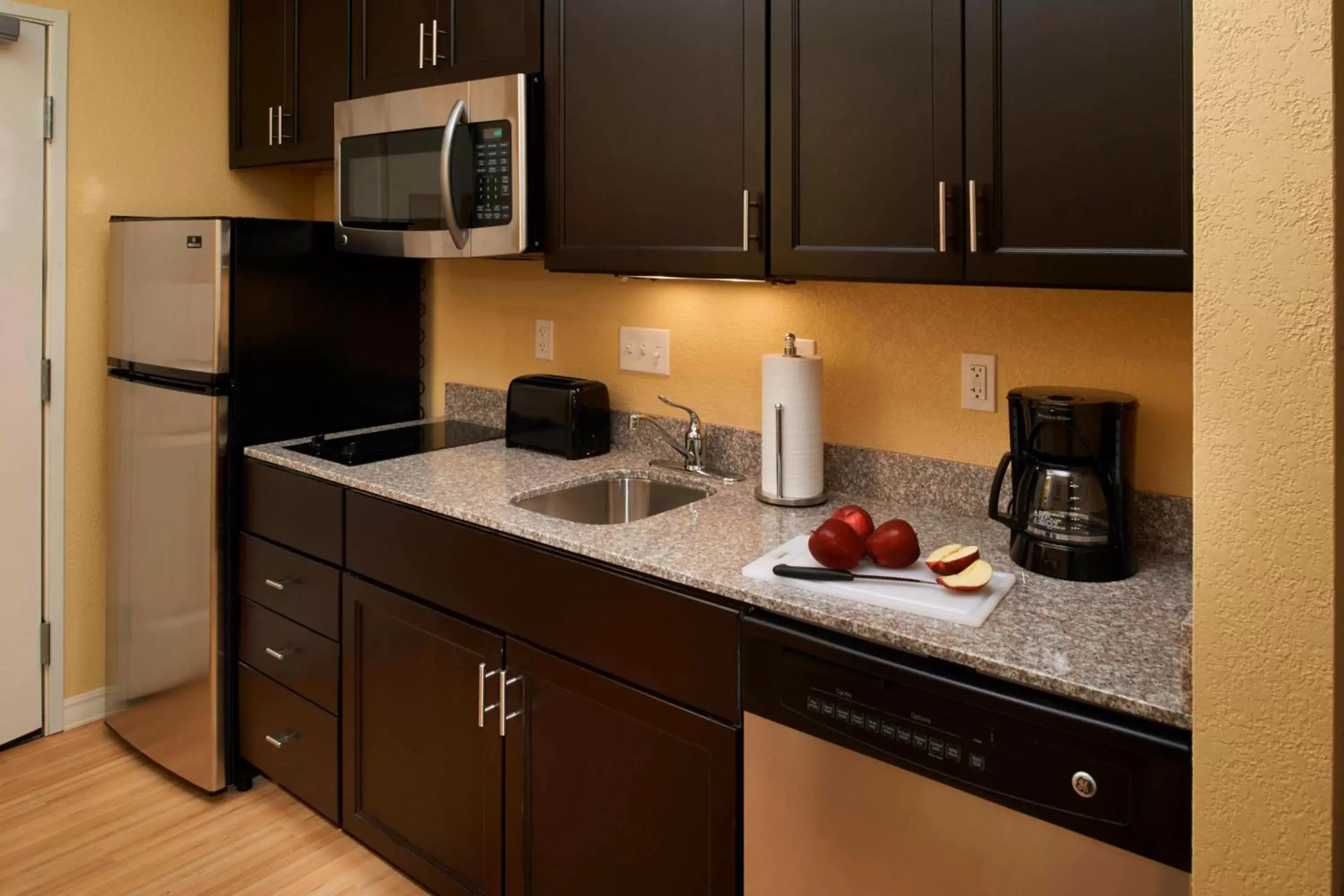 Kitchen or kitchenette, Kitchen/Kitchenette in TownePlace Suites by Marriott Saginaw