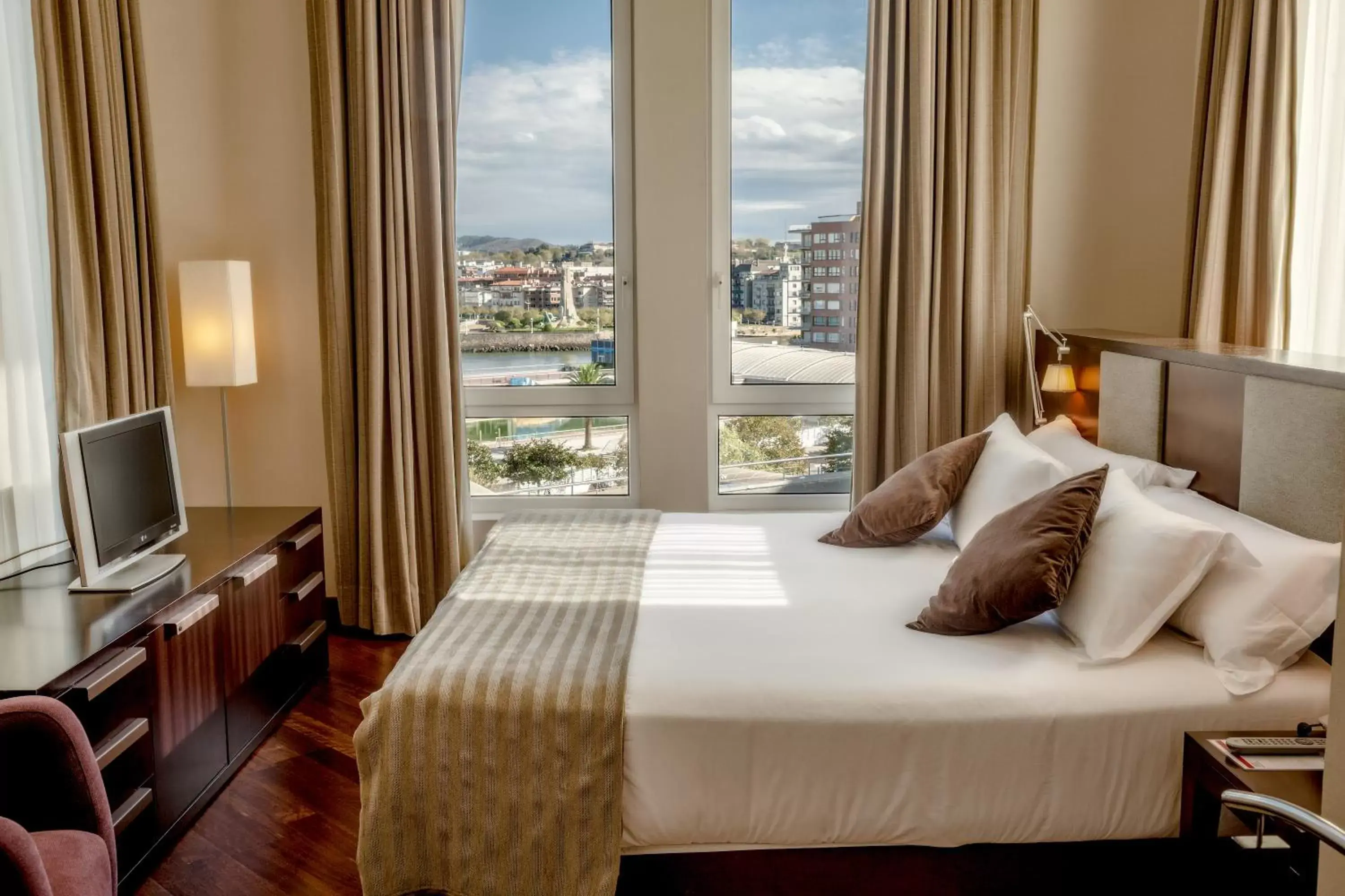 Photo of the whole room, Bed in Hotel URH Palacio de Oriol