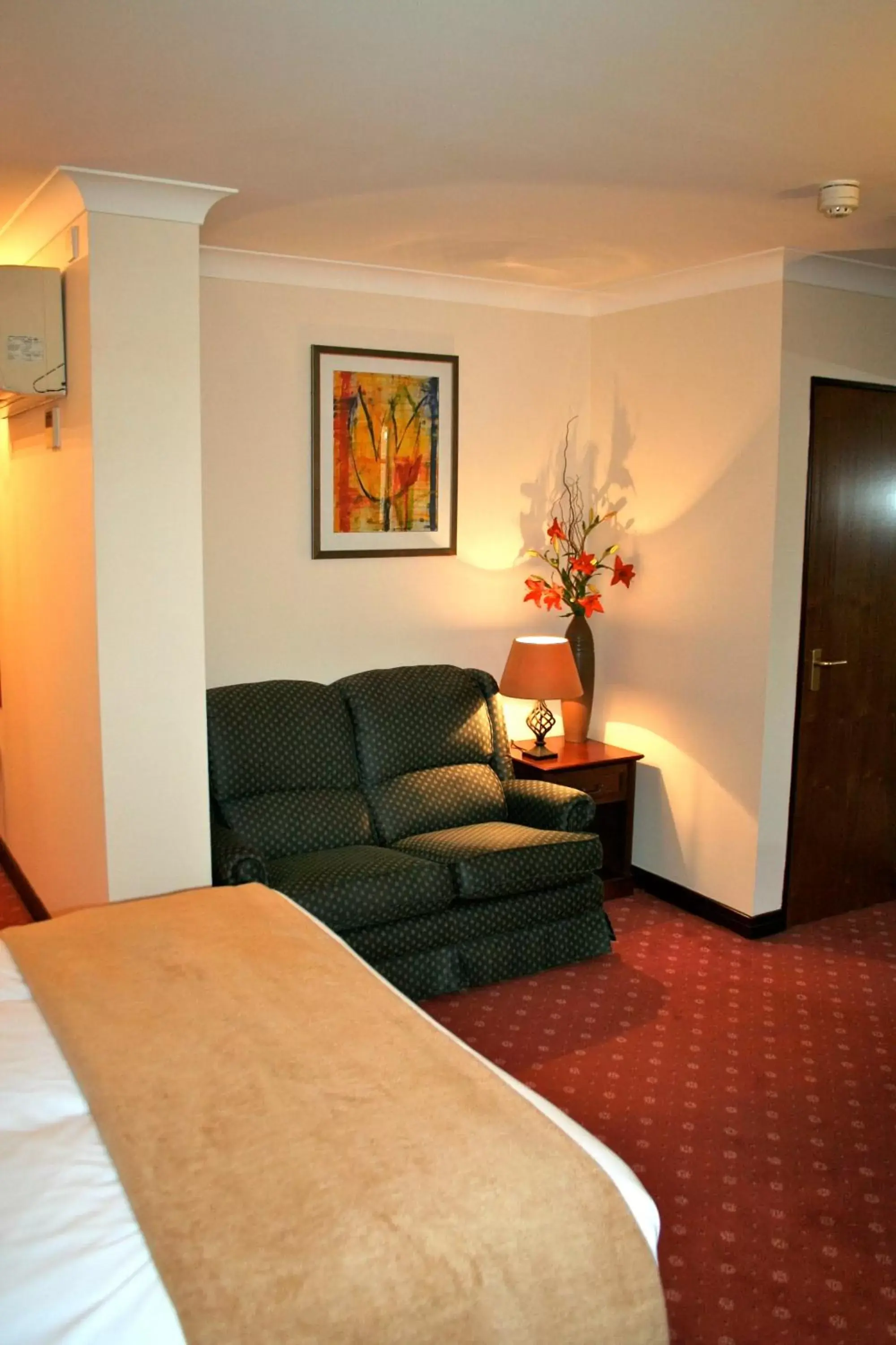 Photo of the whole room, Seating Area in Ellington Lodge at The Concorde