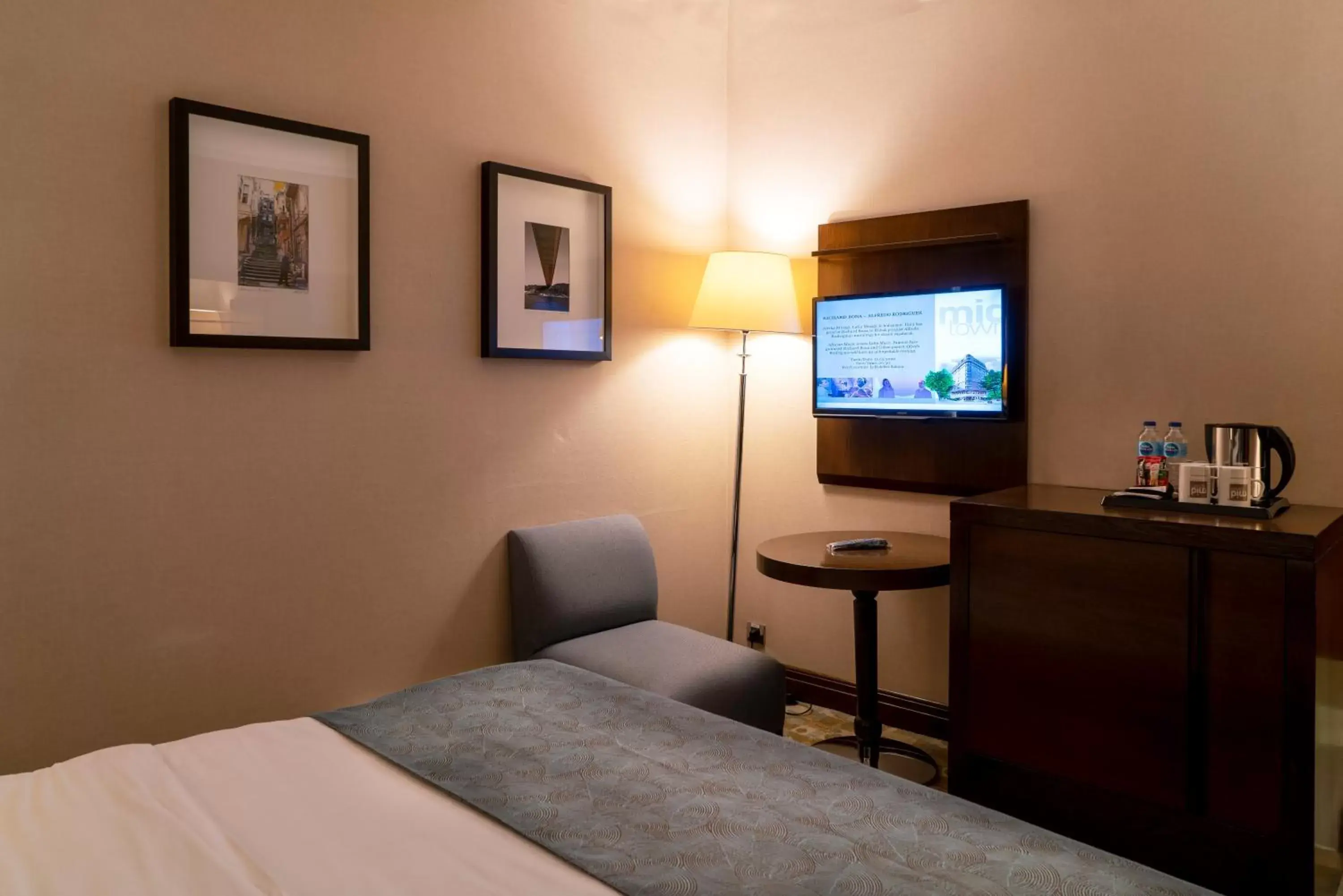 TV and multimedia, TV/Entertainment Center in Midtown Hotel