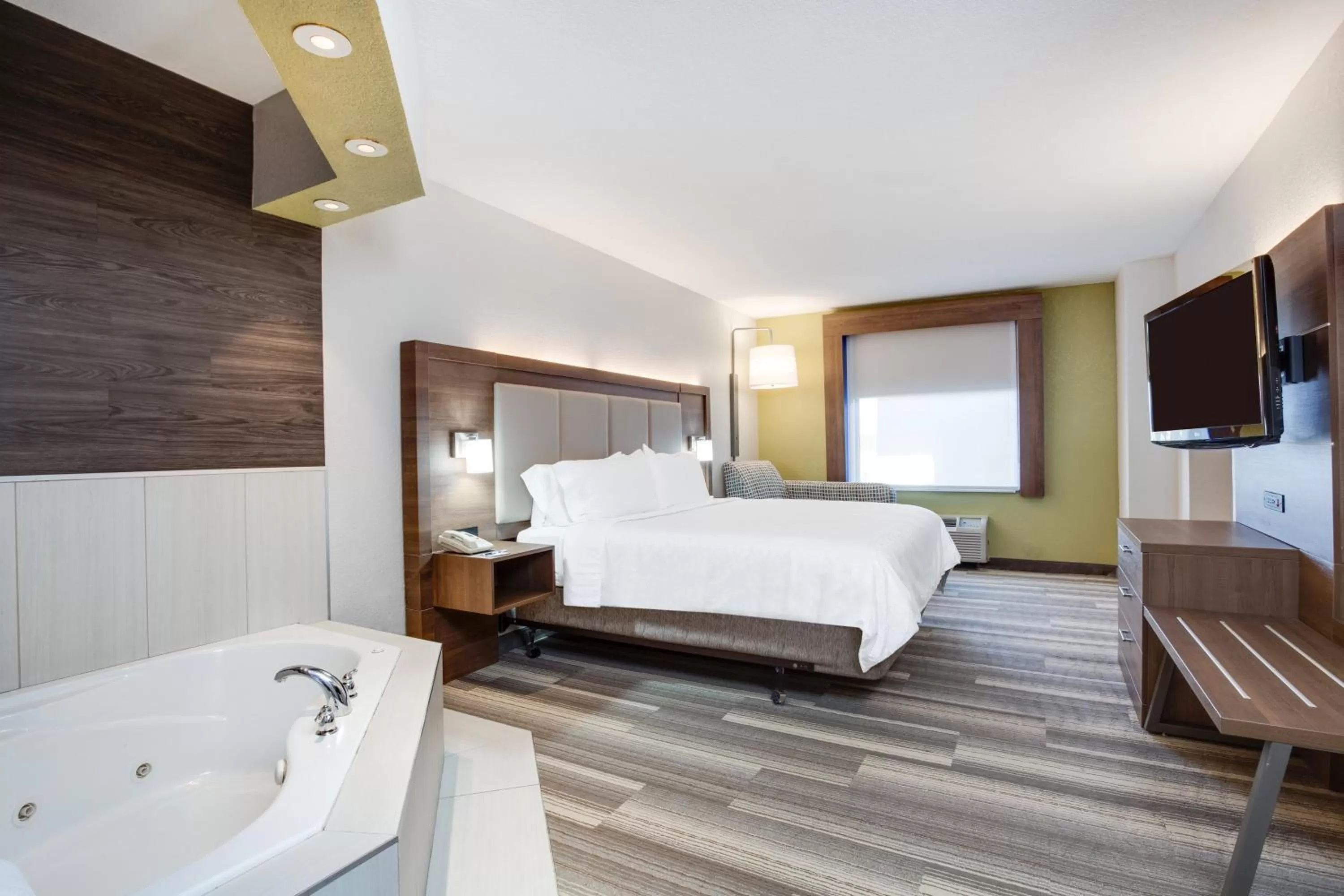 Photo of the whole room, Bed in Holiday Inn Express Hotel & Suites Clewiston by IHG