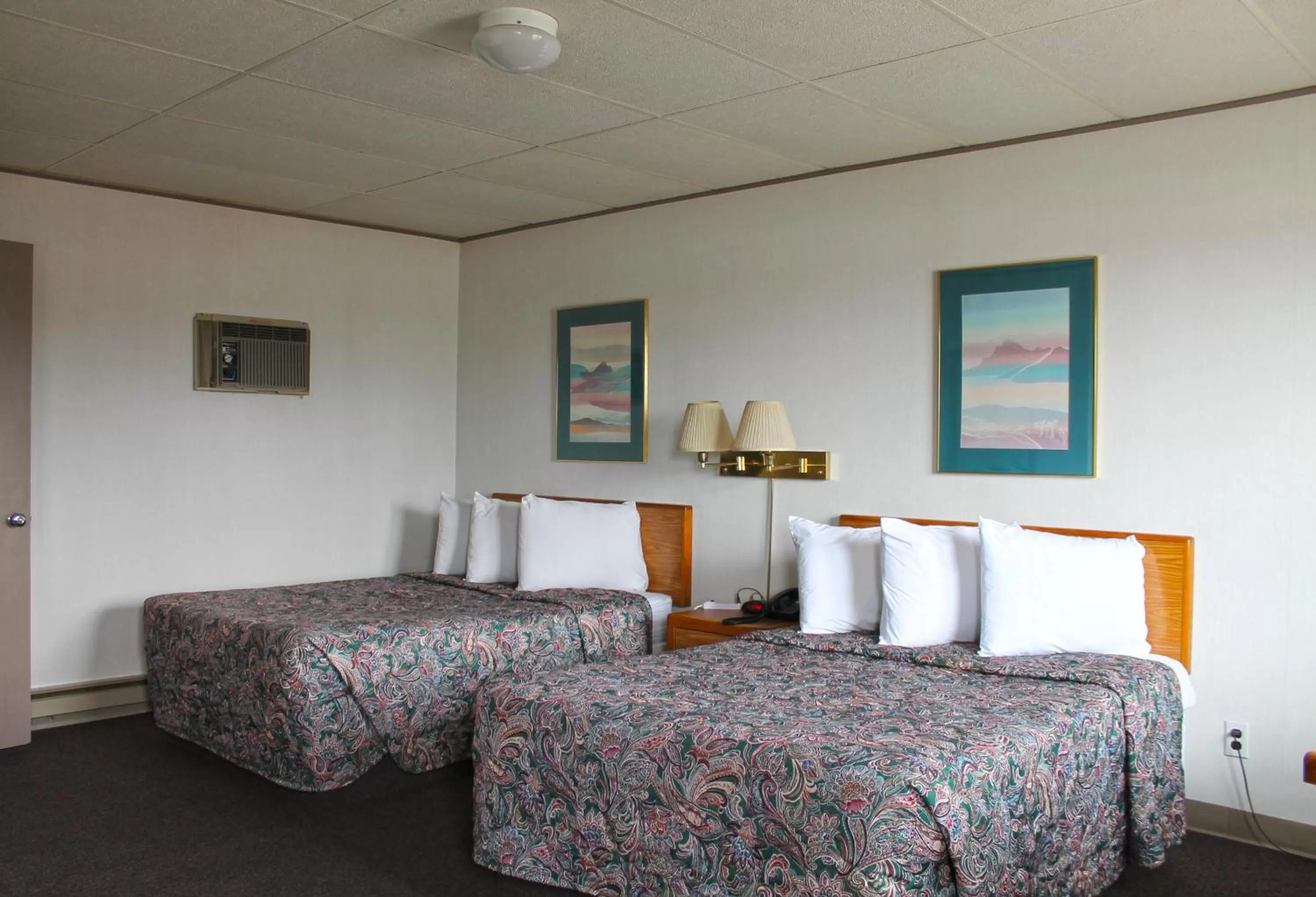 Bed in Budget Host Crestview Inn