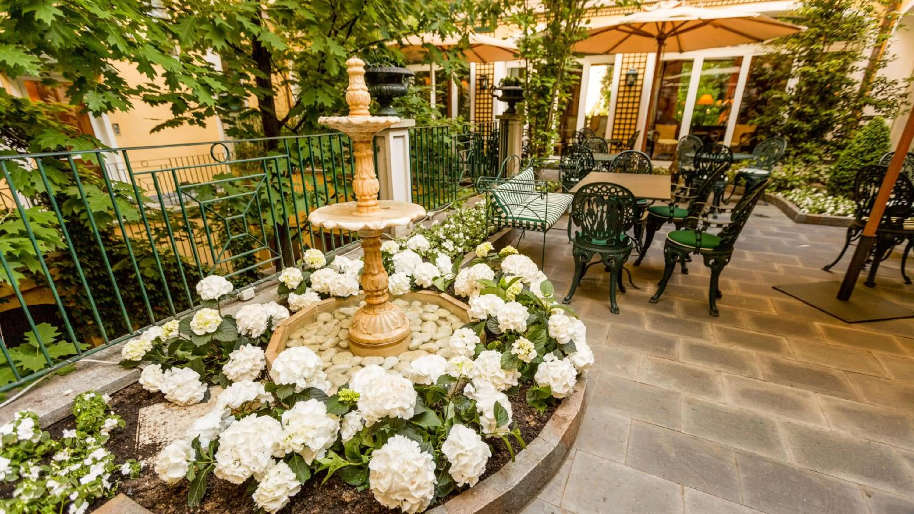 Patio in Hotel Victoria & Iside Spa